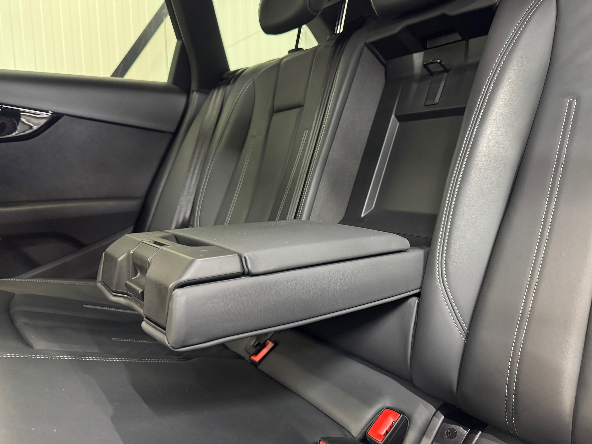 Audi A4 Avant 40 TFSI S edition Competition (2022), foto 37