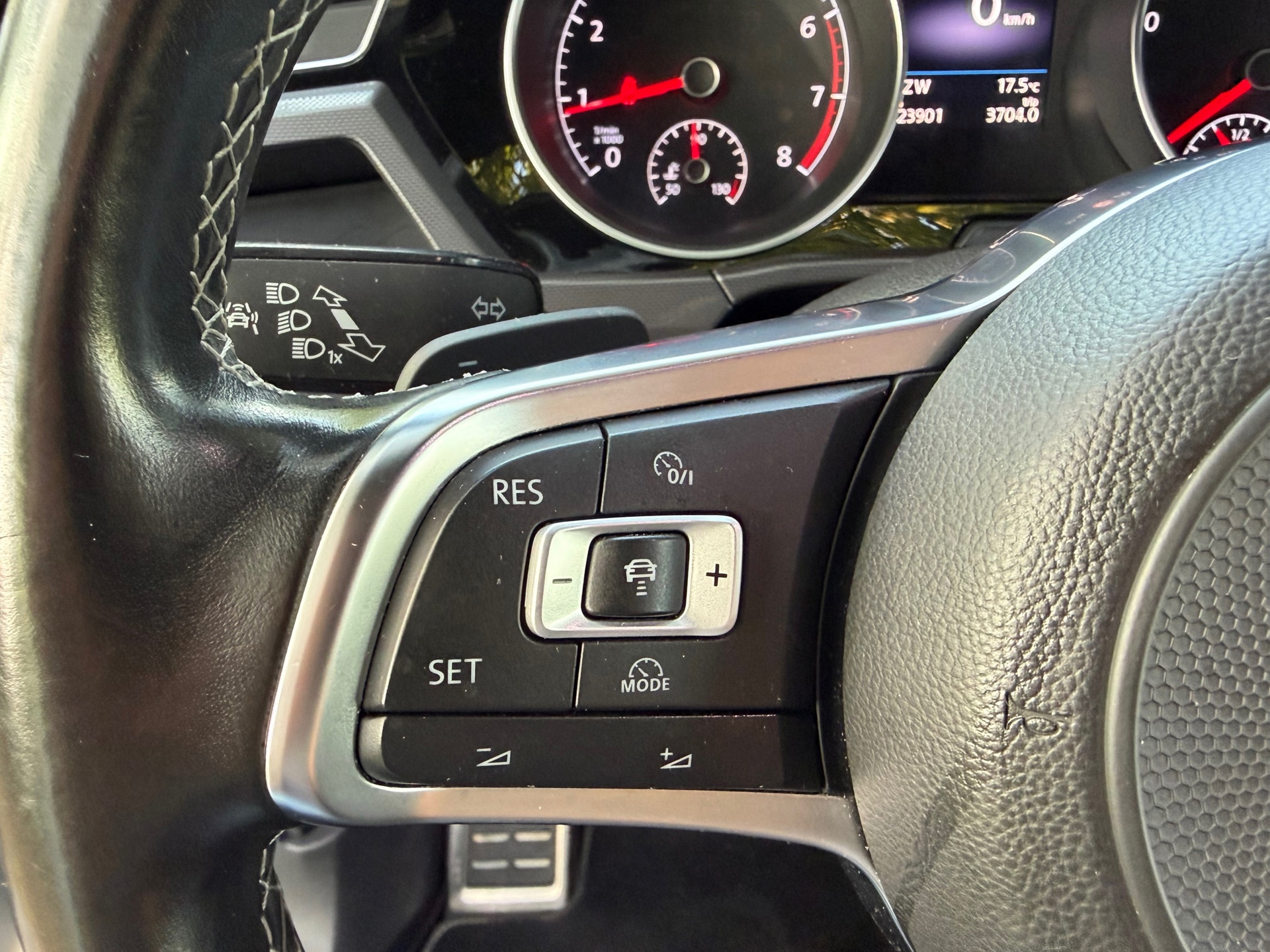 Volkswagen Touran 1.8 TSI R-Line (2016), foto 23