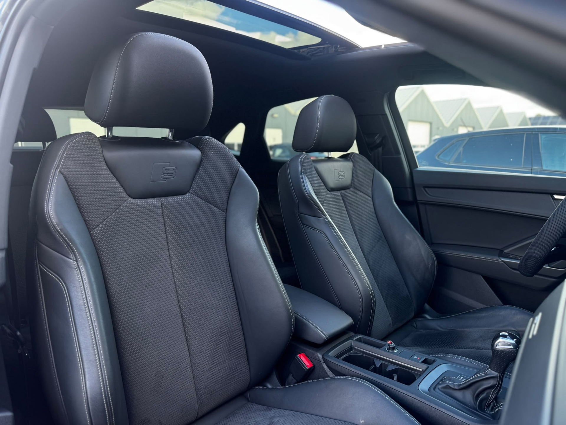 Audi Q3 Sportback 45 TFSI e S-Line (2022), foto 22