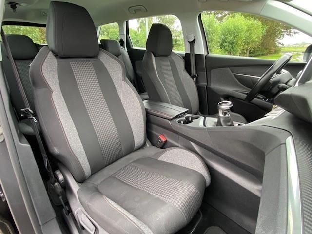 Peugeot 5008 1.2 PureTech Blue Lease Executive 7PS (2017), foto 4