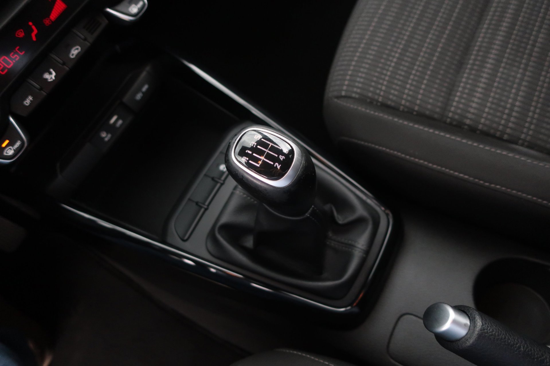 Kia Stonic 1.0 T-GDi DynamicLine 1e (2018), foto 25