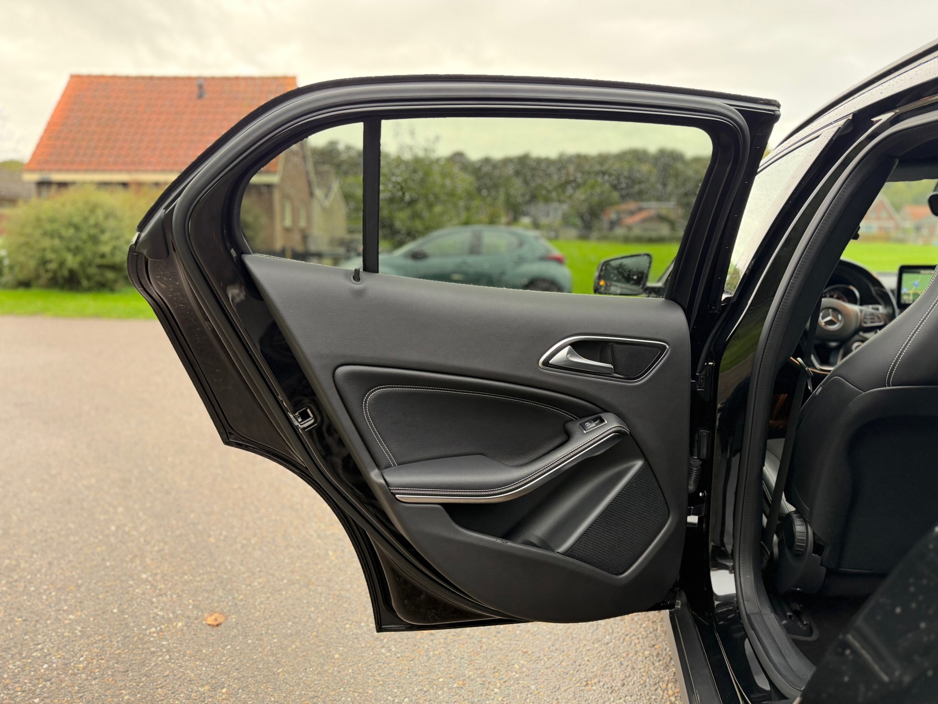 Mercedes-Benz GLA-klasse 180 Premium (2017), foto 24