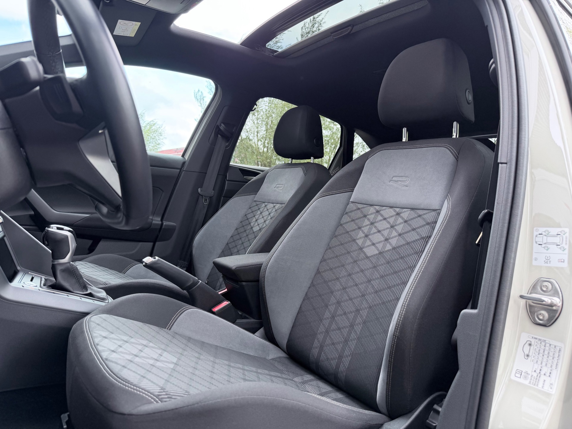 Volkswagen Taigo 1.5 TSI R-Line (2024), foto 10