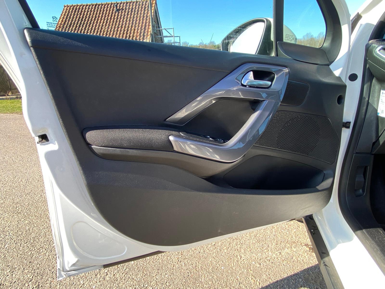 Peugeot 2008 1.2 PureTech Blue Lion (2018), foto 21