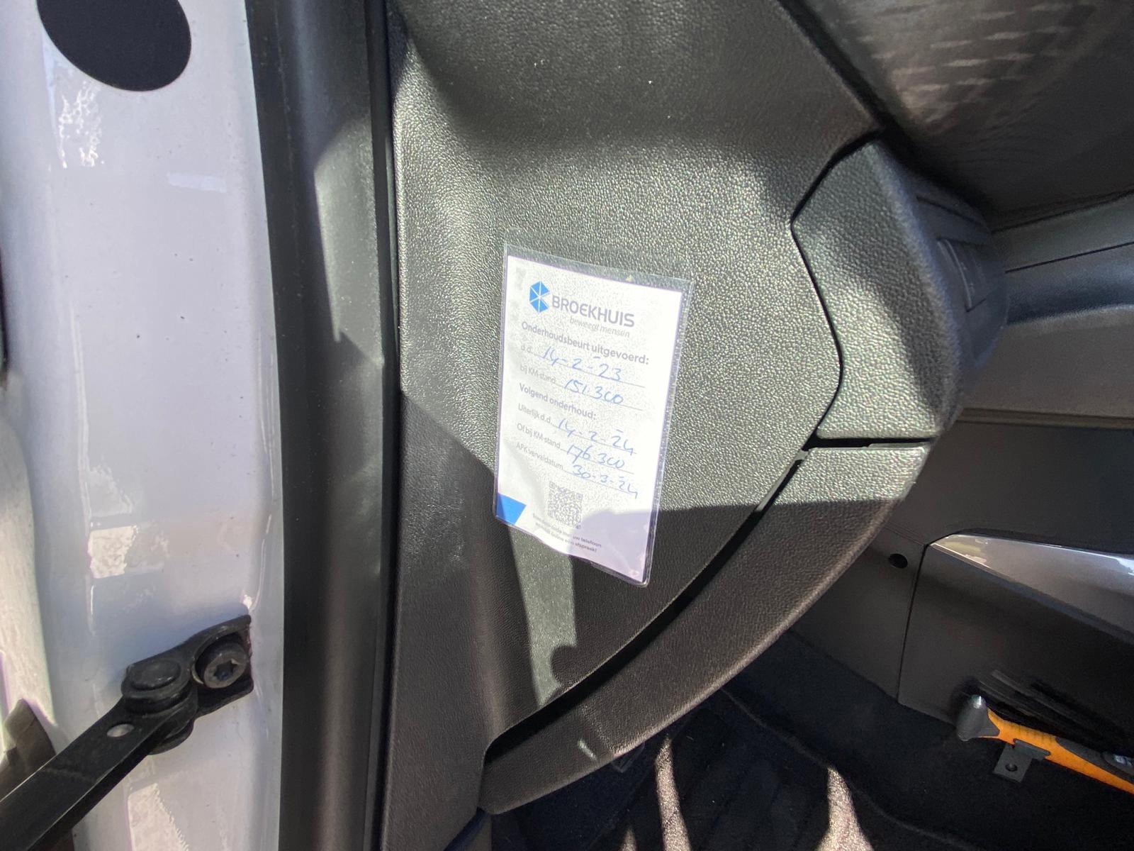Peugeot 2008 1.2 PureTech Blue Lion (2018), foto 22
