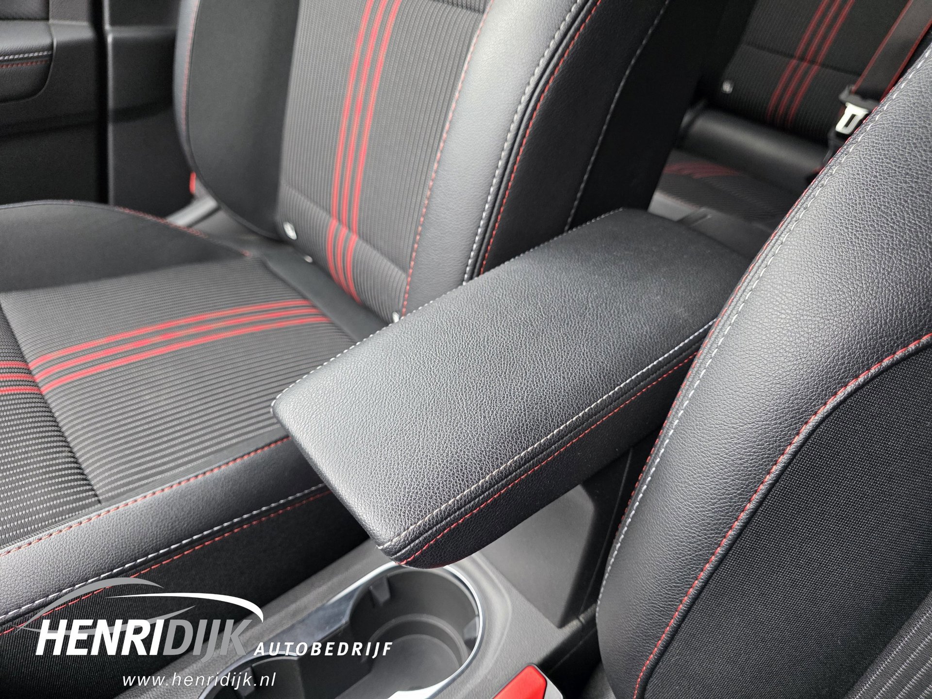 Renault Captur 1.6 E-Tech Hybrid 145 R.S. Line (2022), foto 23