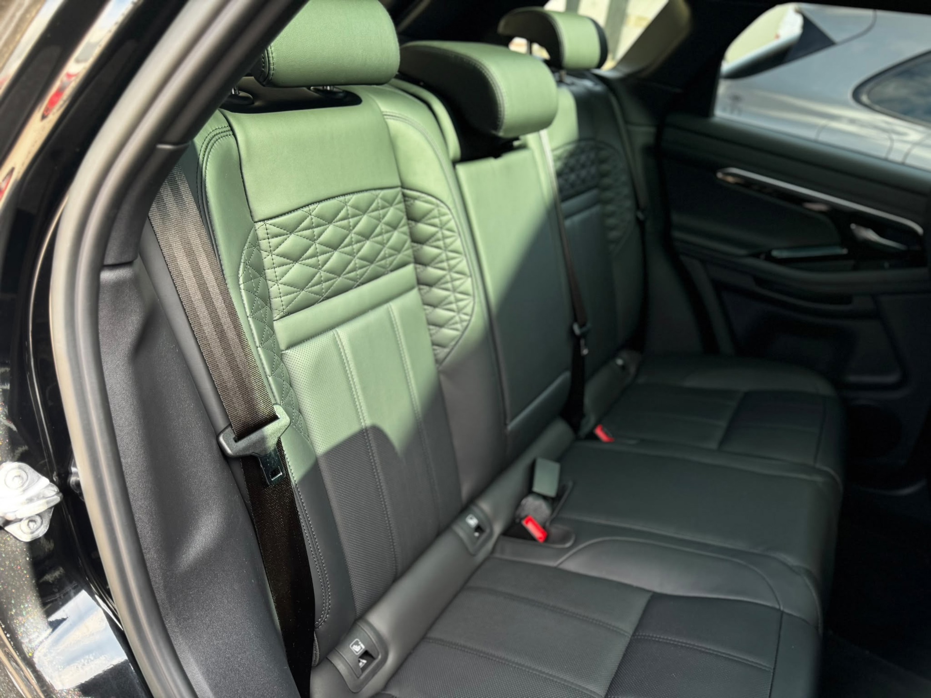 Land Rover Range Evoque 1.5 P300e AWD R-Dynamic Autobiography Alcantara (2023), foto 26