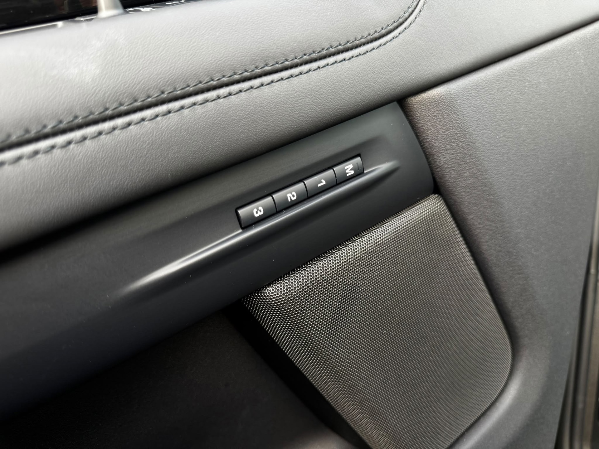 Land Rover Range Evoque 1.5 P300e AWD R-Dynamic Autobiography Alcantara (2023), foto 28