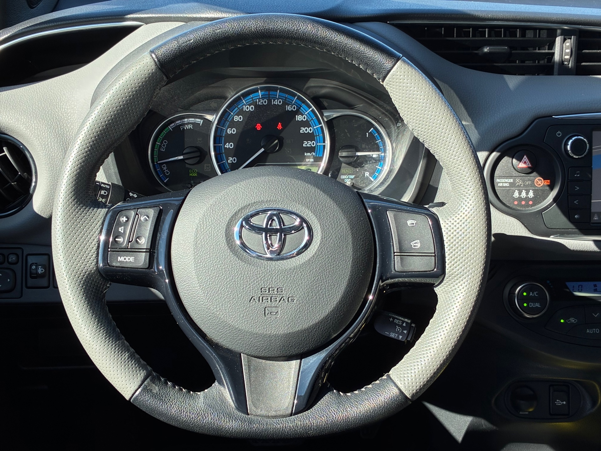 Toyota Yaris 1.5 Hybrid Dynamic Bi-Tone (2016), foto 2