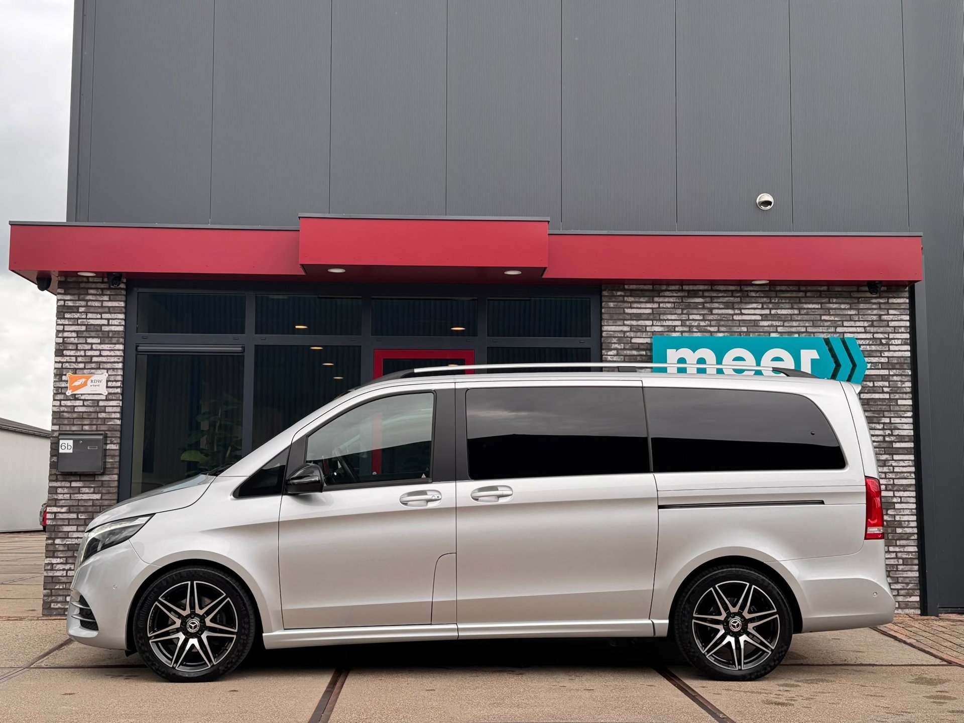 Mercedes-Benz V-klasse 300d AMG Lang DC (2022), foto 2