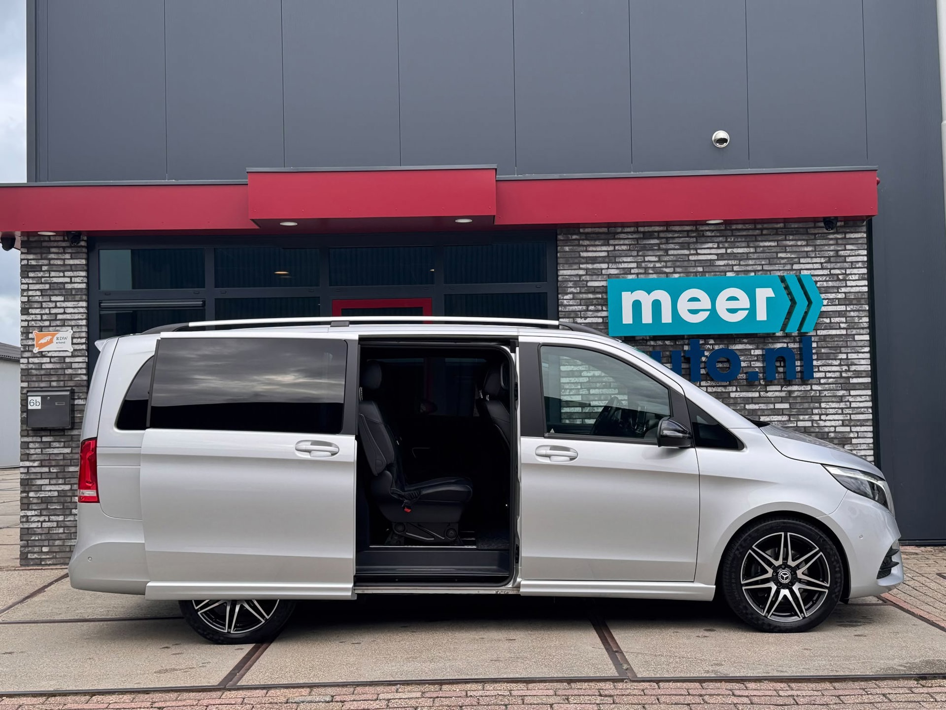 Mercedes-Benz V-klasse 300d AMG Lang DC (2022), foto 19