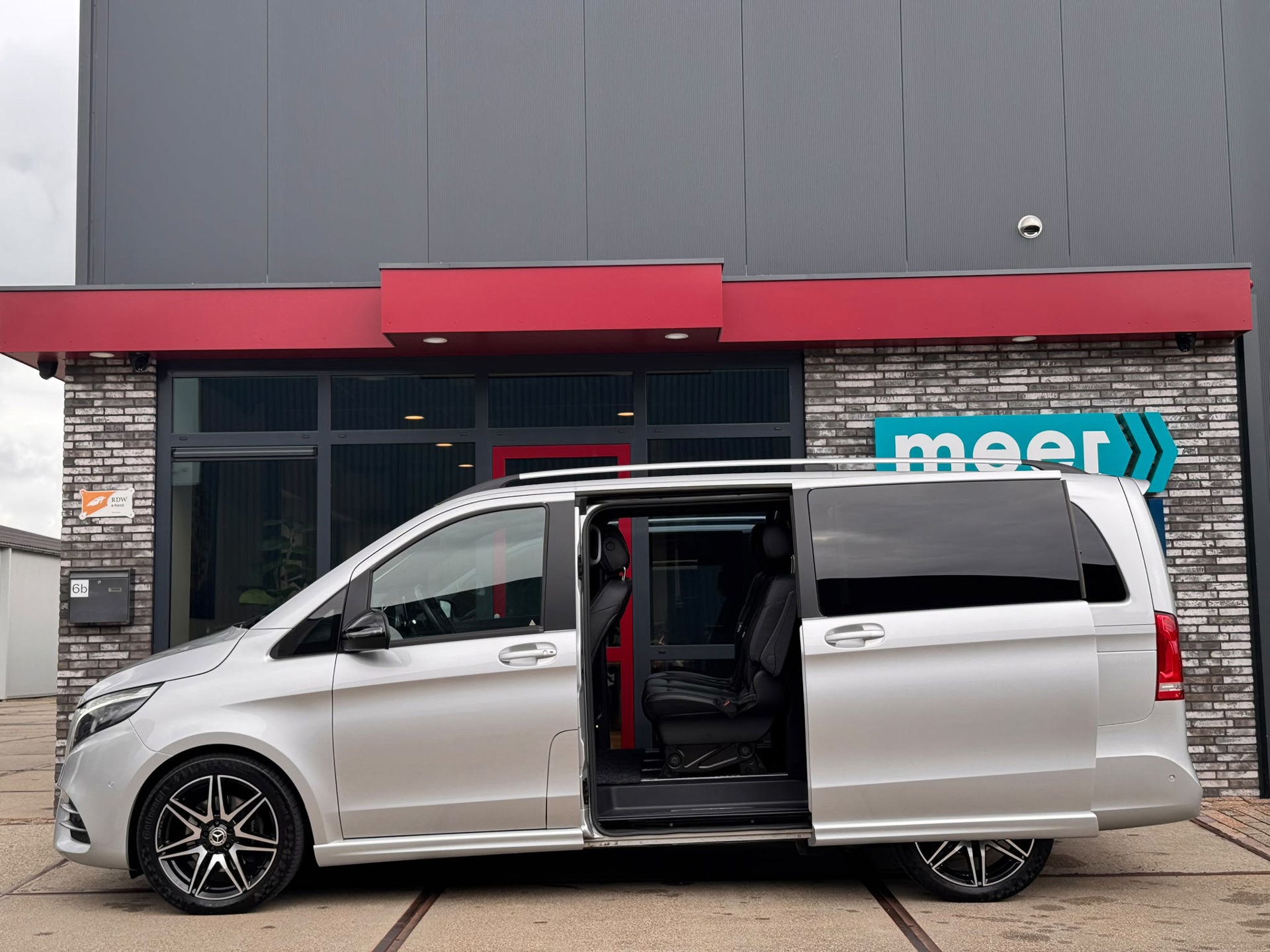 Mercedes-Benz V-klasse 300d AMG Lang DC (2022), foto 3