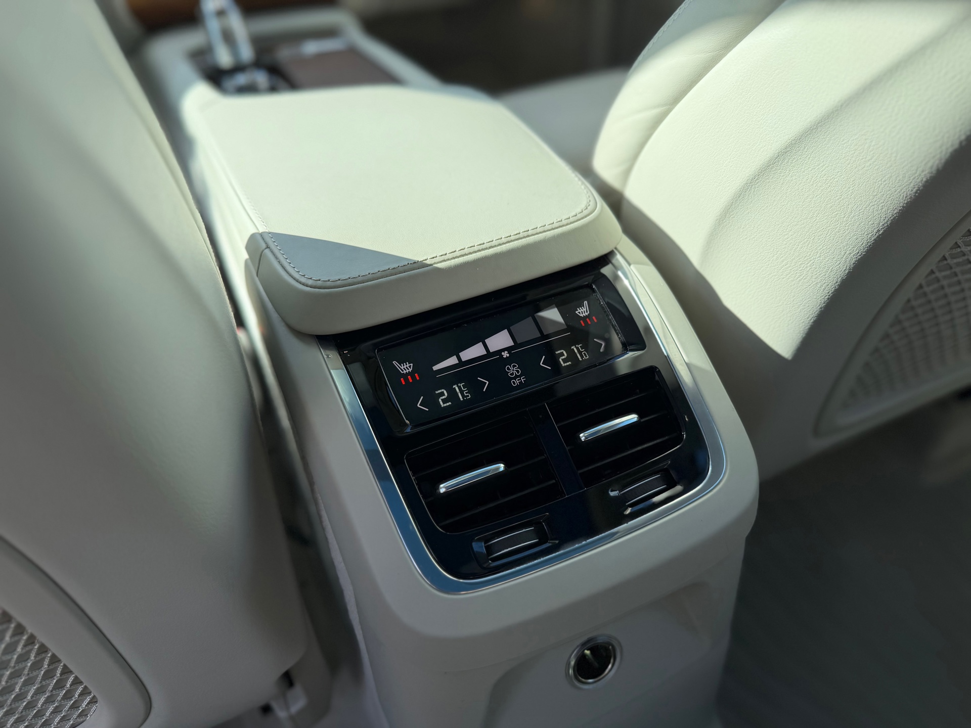 Volvo XC90 2.0 T8 Twin Engine AWD Inscription (2016), foto 25
