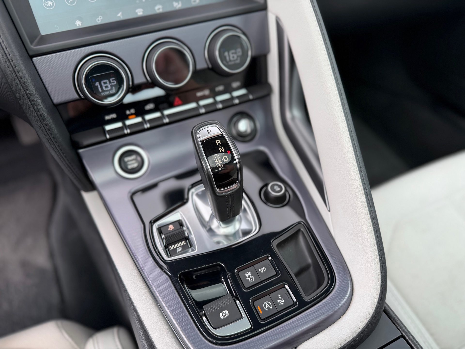 Jaguar F-Type 2.0T R-Dynamic (2018), foto 21