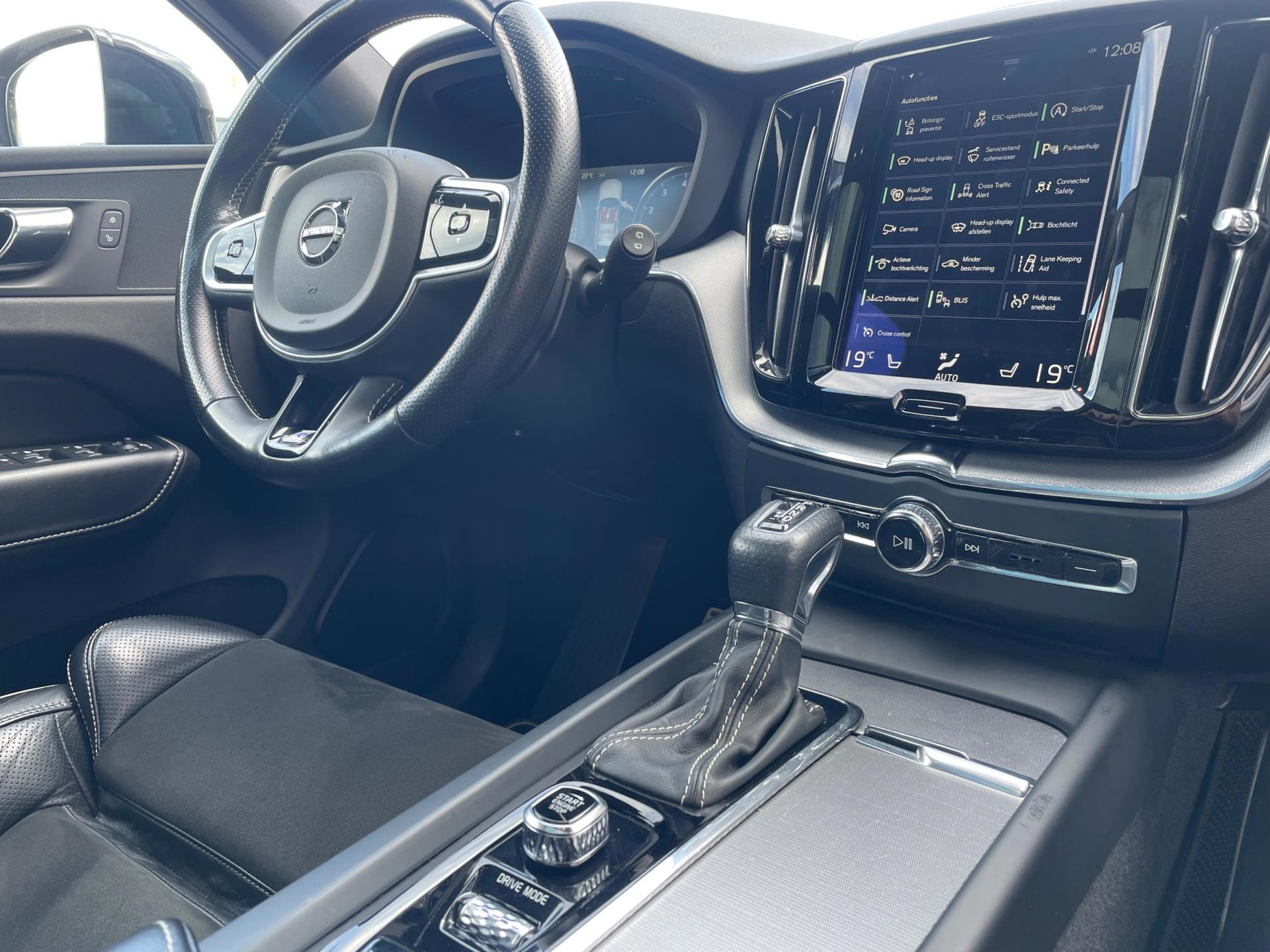 Volvo XC60 2.0 T5 AWD R-Design (2017), foto 23