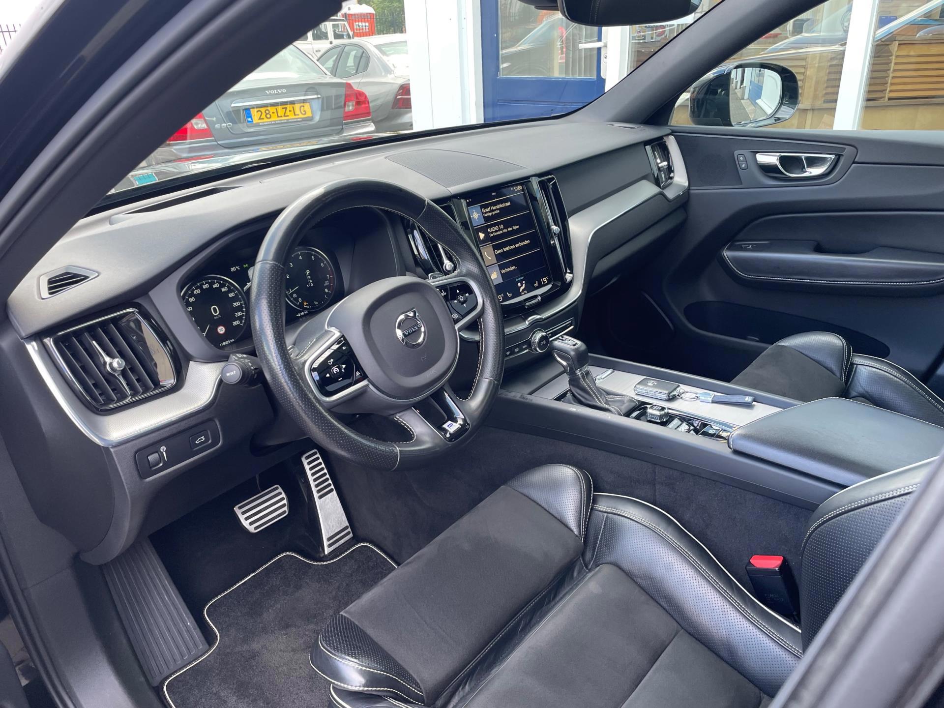 Volvo XC60 2.0 T5 AWD R-Design (2017), foto 10