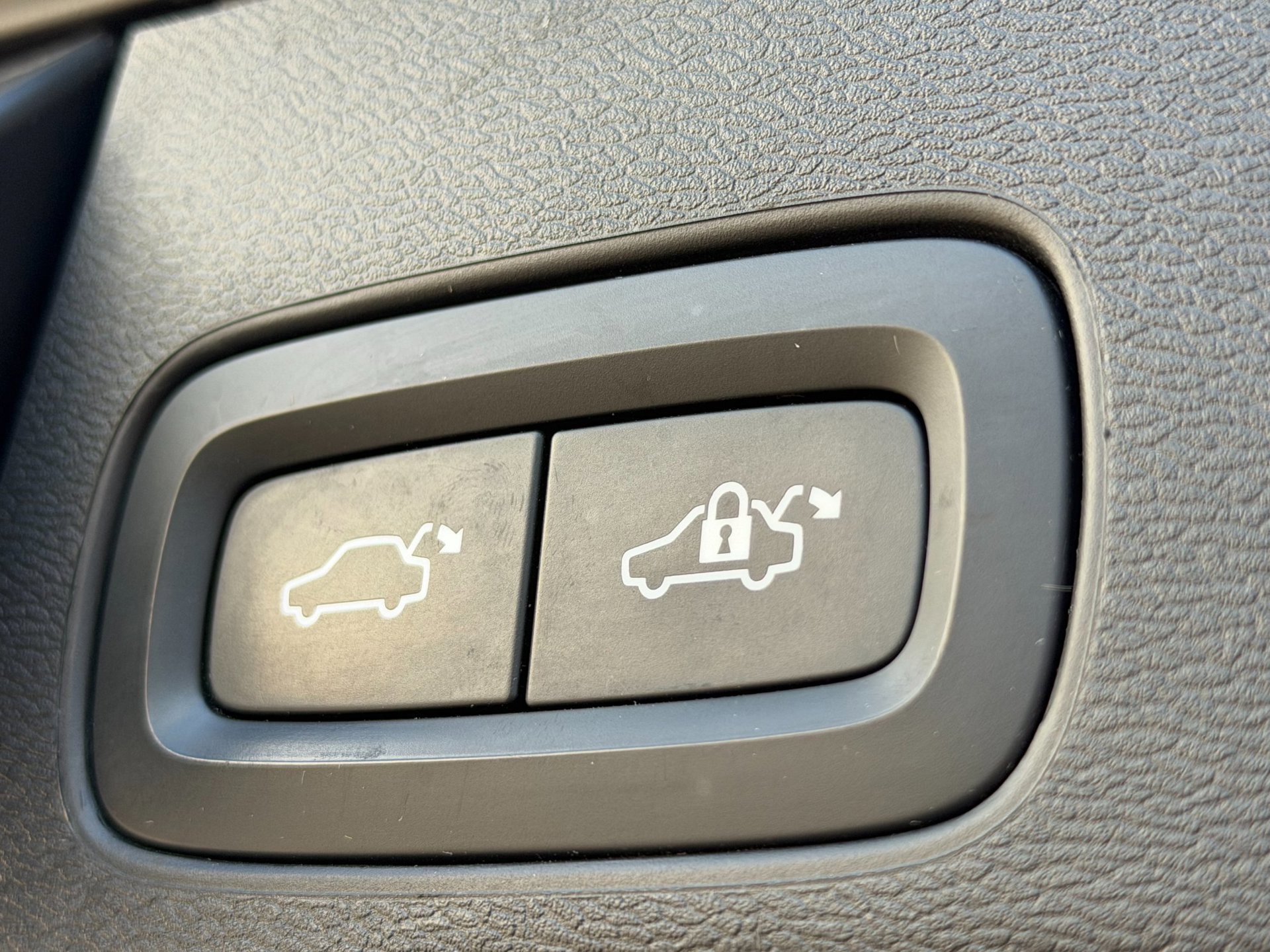 Volvo XC60 2.0 Recharge T6 AWD R-Design (2021), foto 17