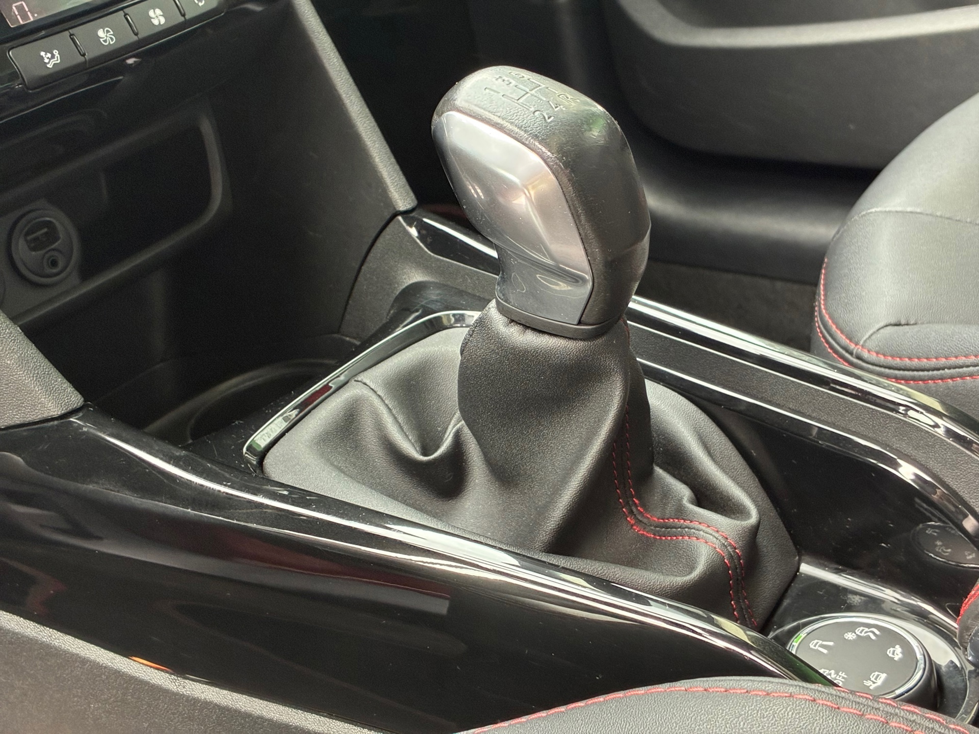 Peugeot 2008 1.2 PureTech GT-line (2018), foto 26