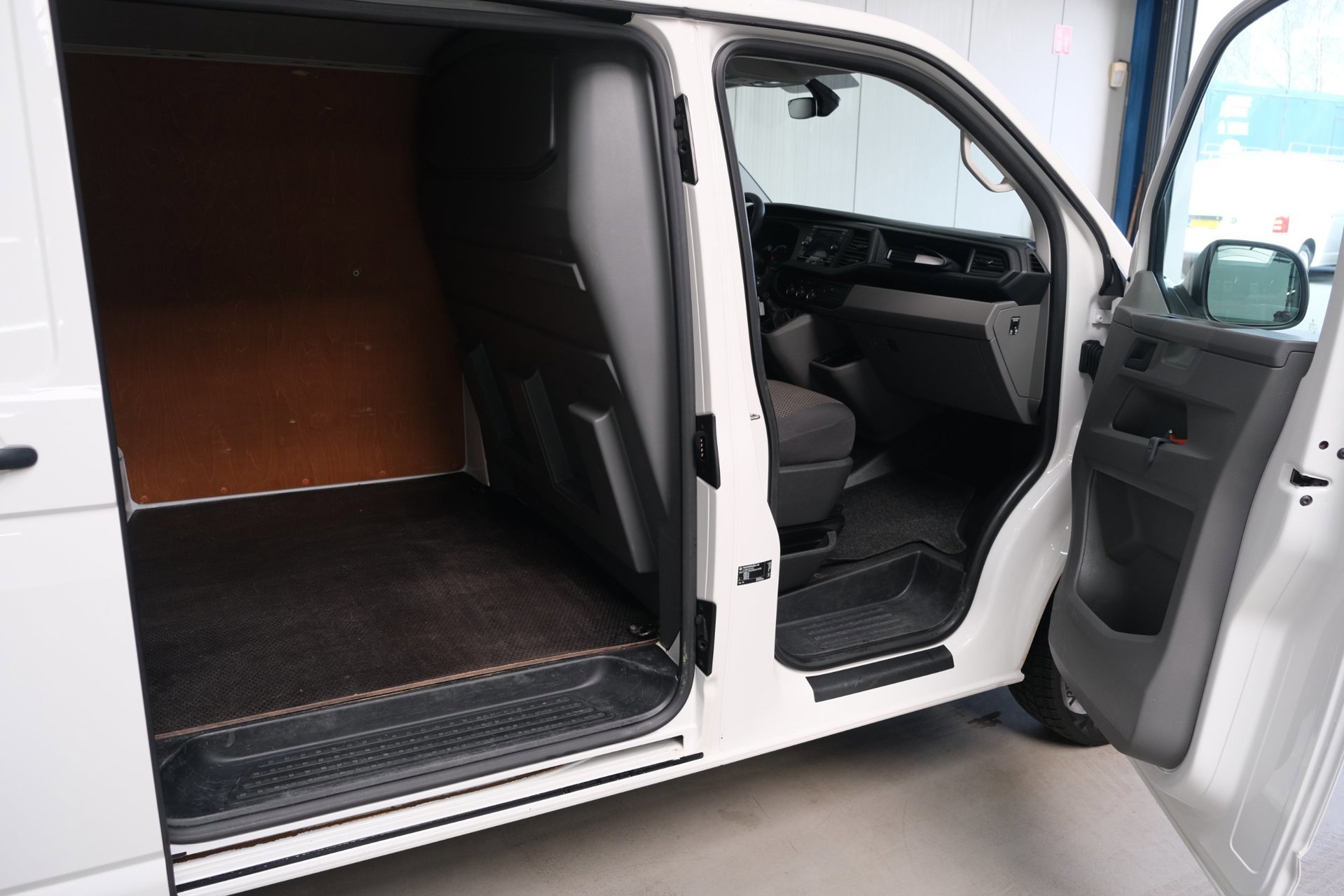Volkswagen Transporter 2.0 TDI L2H1 28 (2023), foto 4