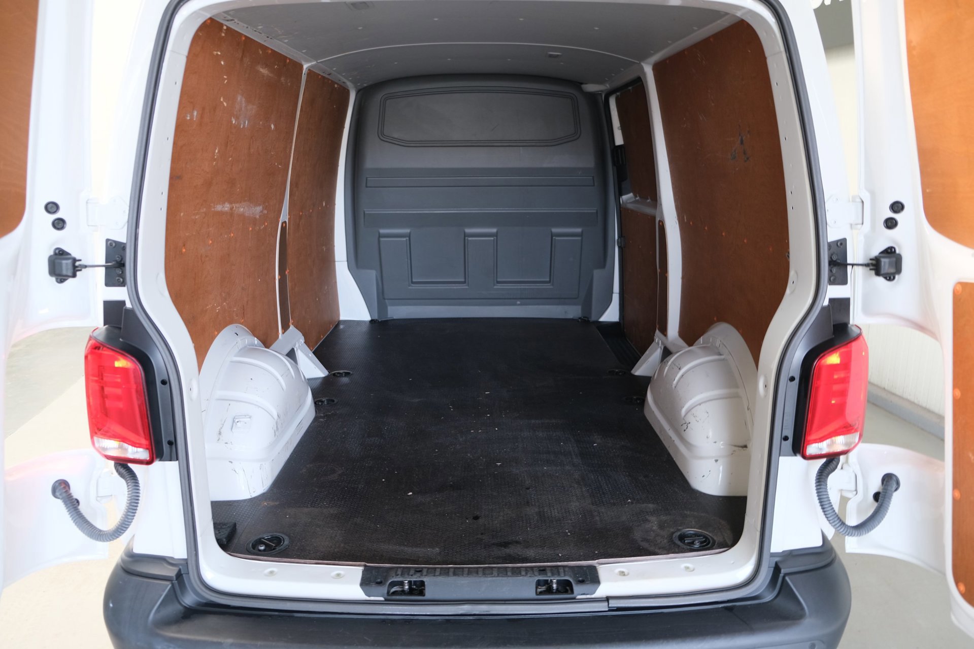 Volkswagen Transporter 2.0 TDI L2H1 28 (2023), foto 9