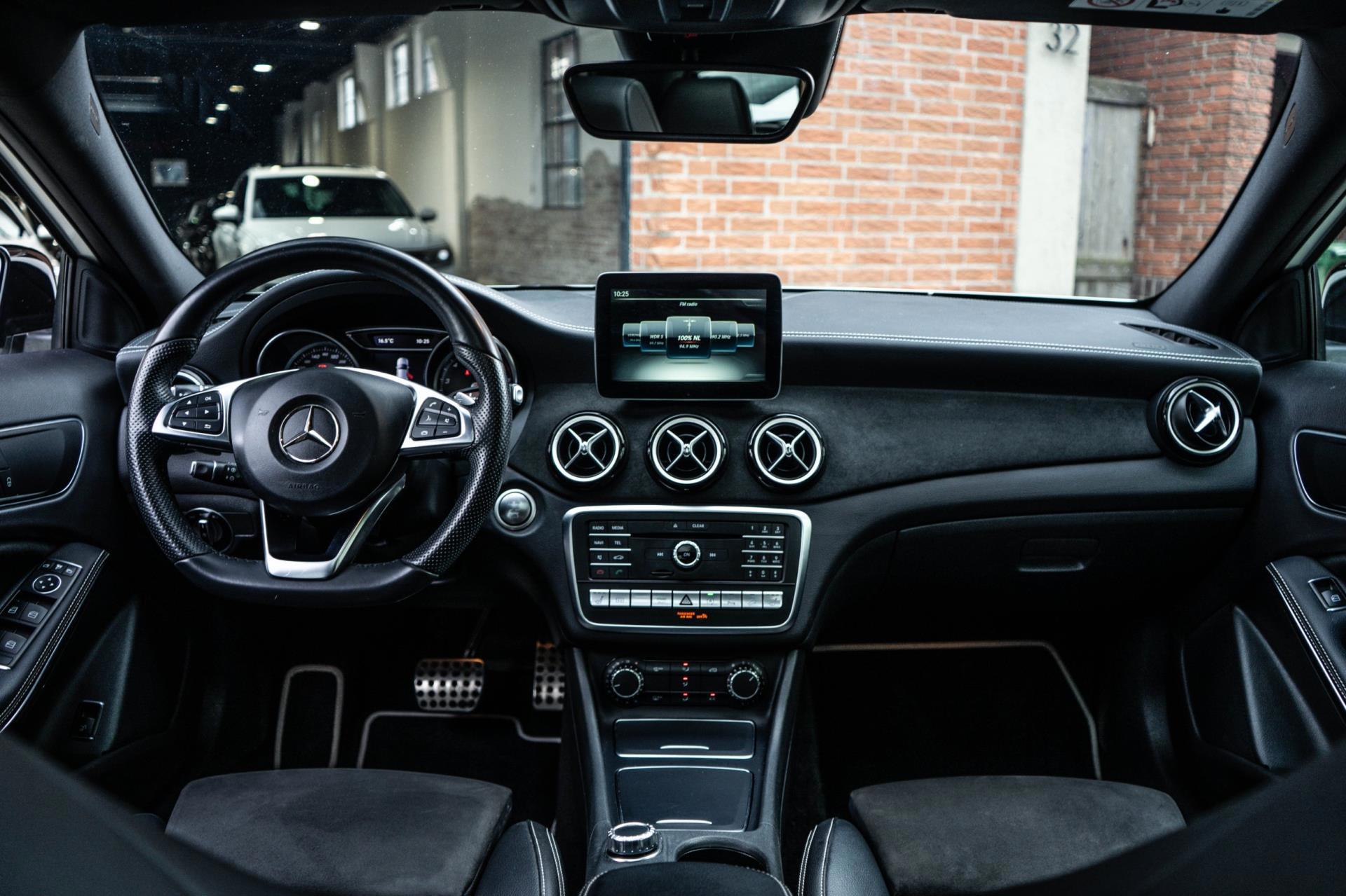 Mercedes-Benz GLA-klasse 220 4Matic AMG Line (2017), foto 11