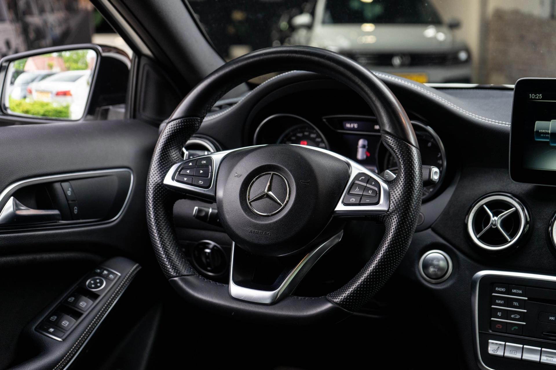 Mercedes-Benz GLA-klasse 220 4Matic AMG Line (2017), foto 12