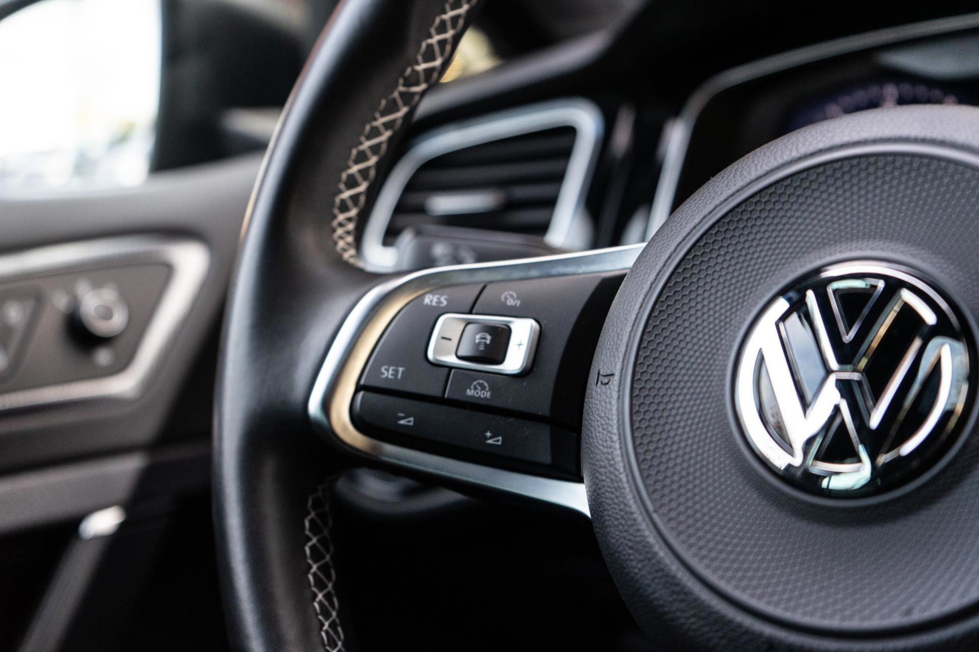Volkswagen Golf 1.5 TSI Highline R-Line (2017), foto 17