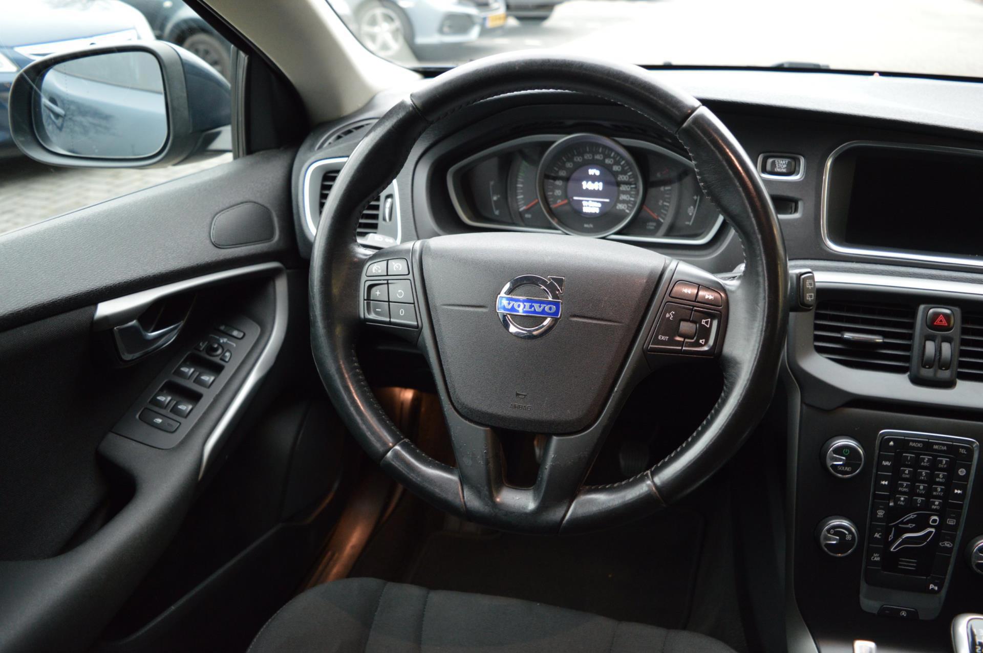 Volvo V40 2.0 D2 Inscription (2016), foto 13
