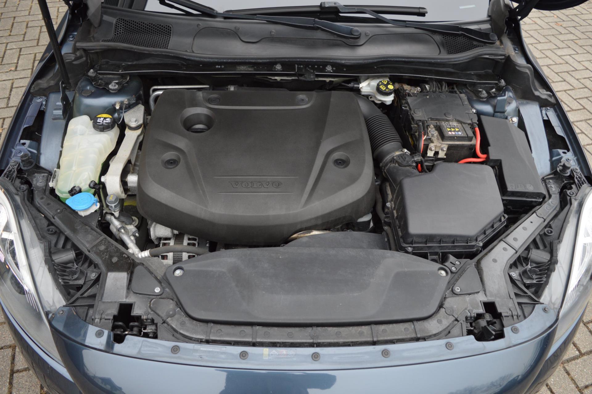 Volvo V40 2.0 D2 Inscription (2016), foto 16