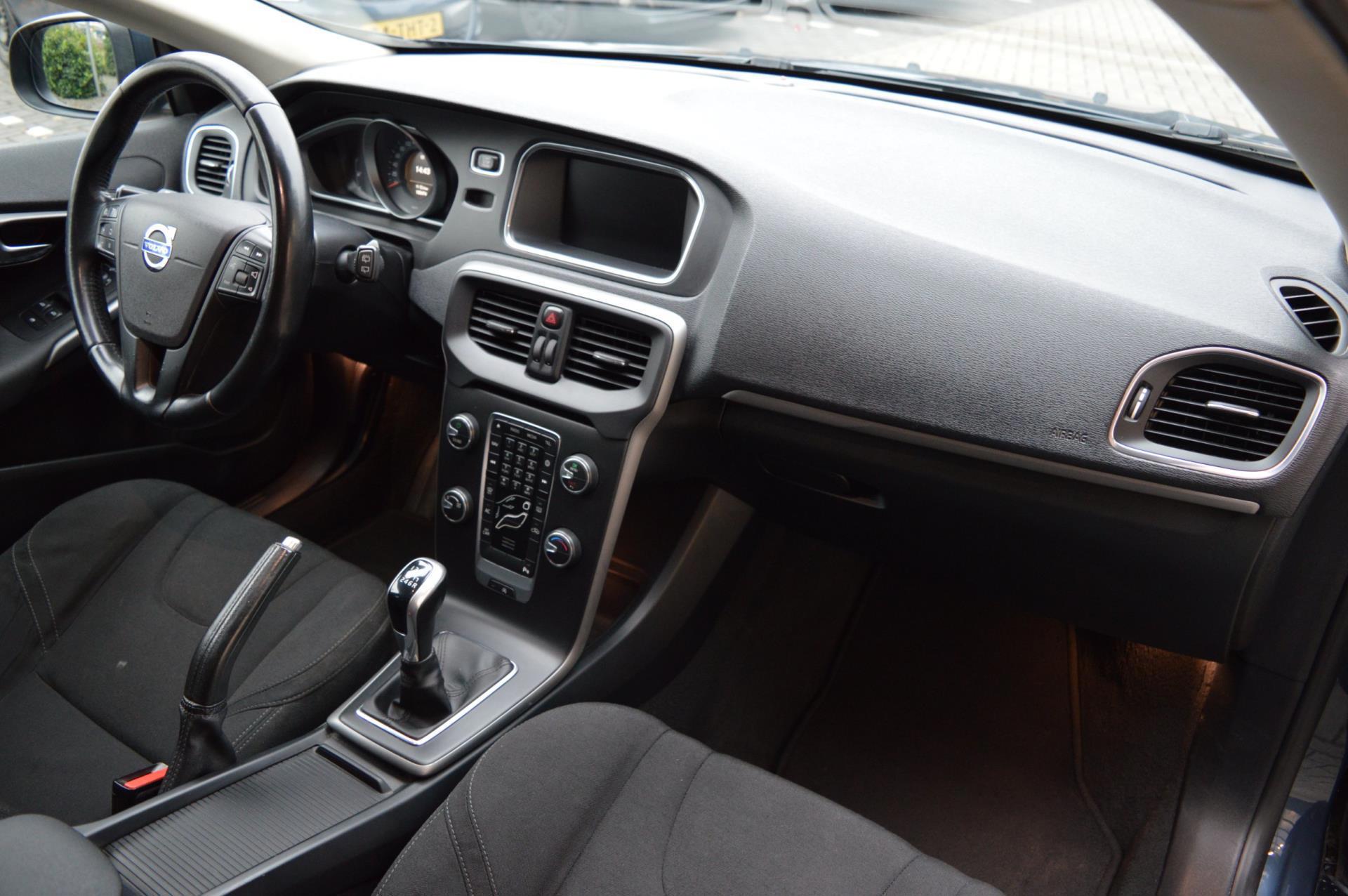 Volvo V40 2.0 D2 Inscription (2016), foto 18
