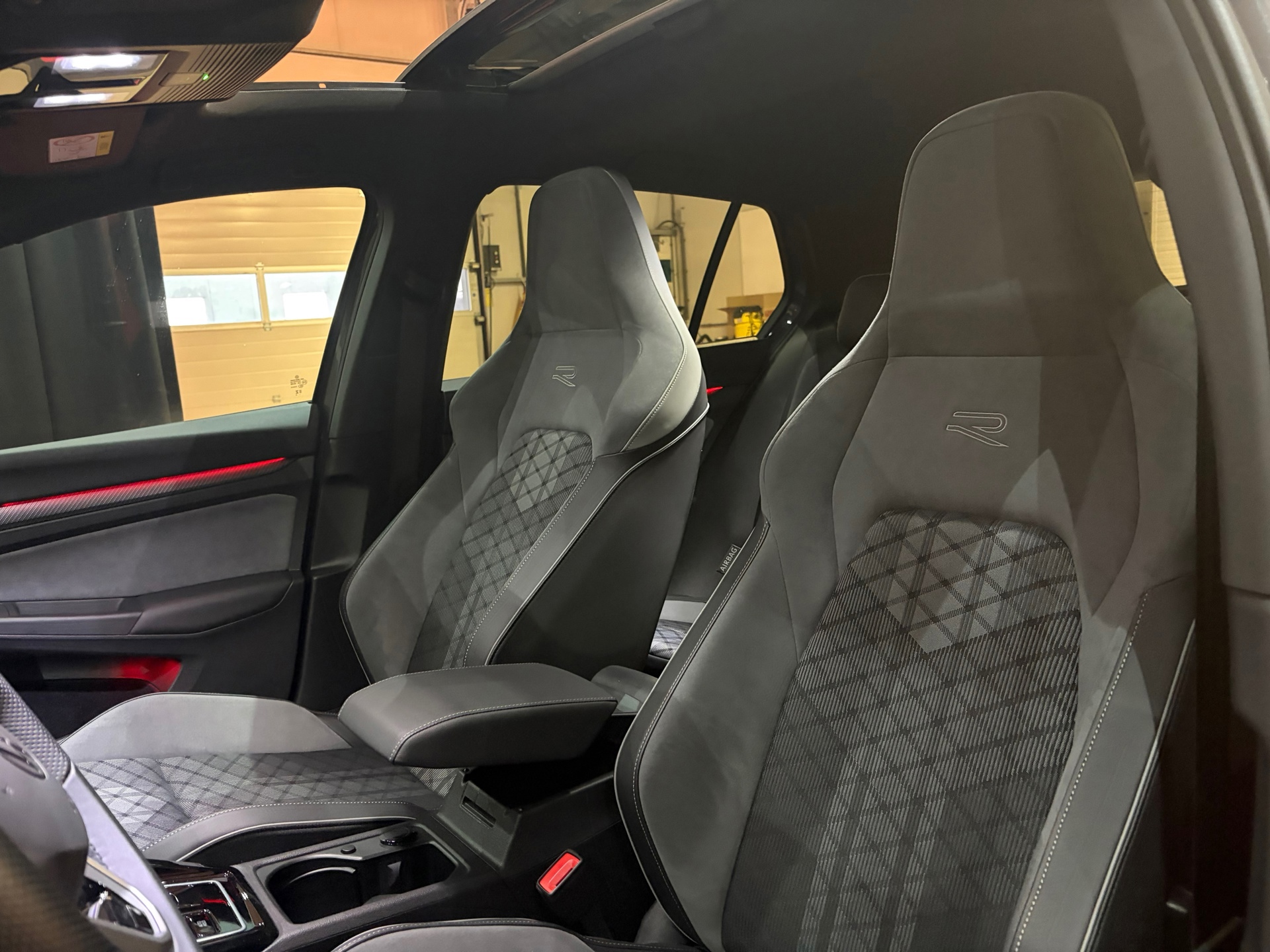 Volkswagen Golf 1.5 eTSI R-Line Business (2023), foto 24