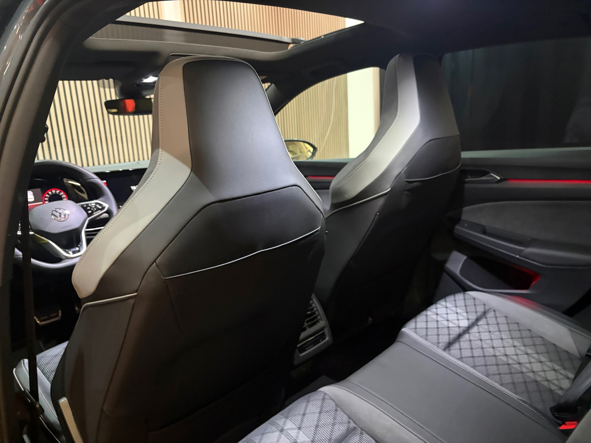 Volkswagen Golf 1.5 eTSI R-Line Business (2023), foto 25