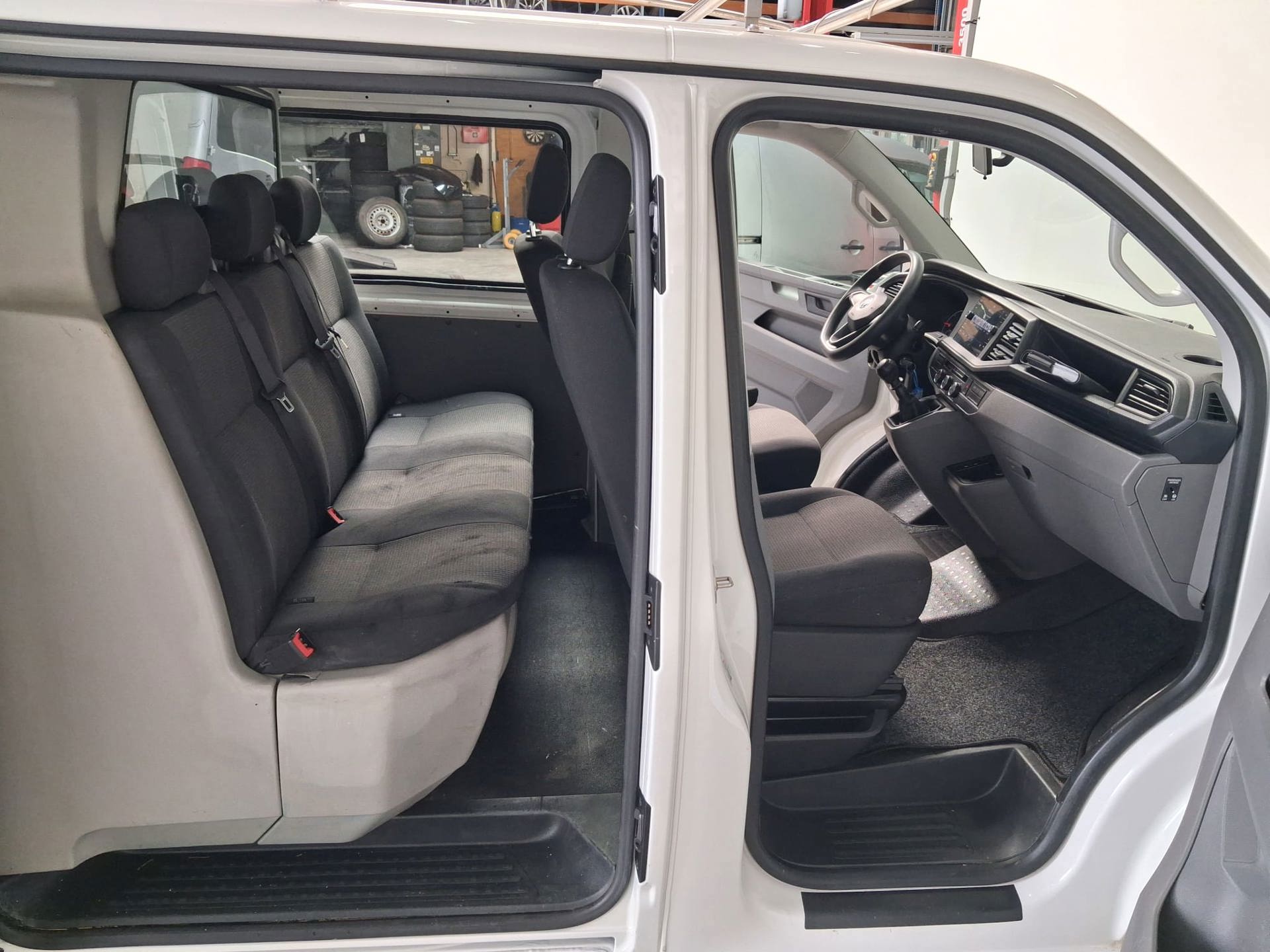 Volkswagen Transporter 2.0 TDI L1H1 26 DC (2020), foto 4