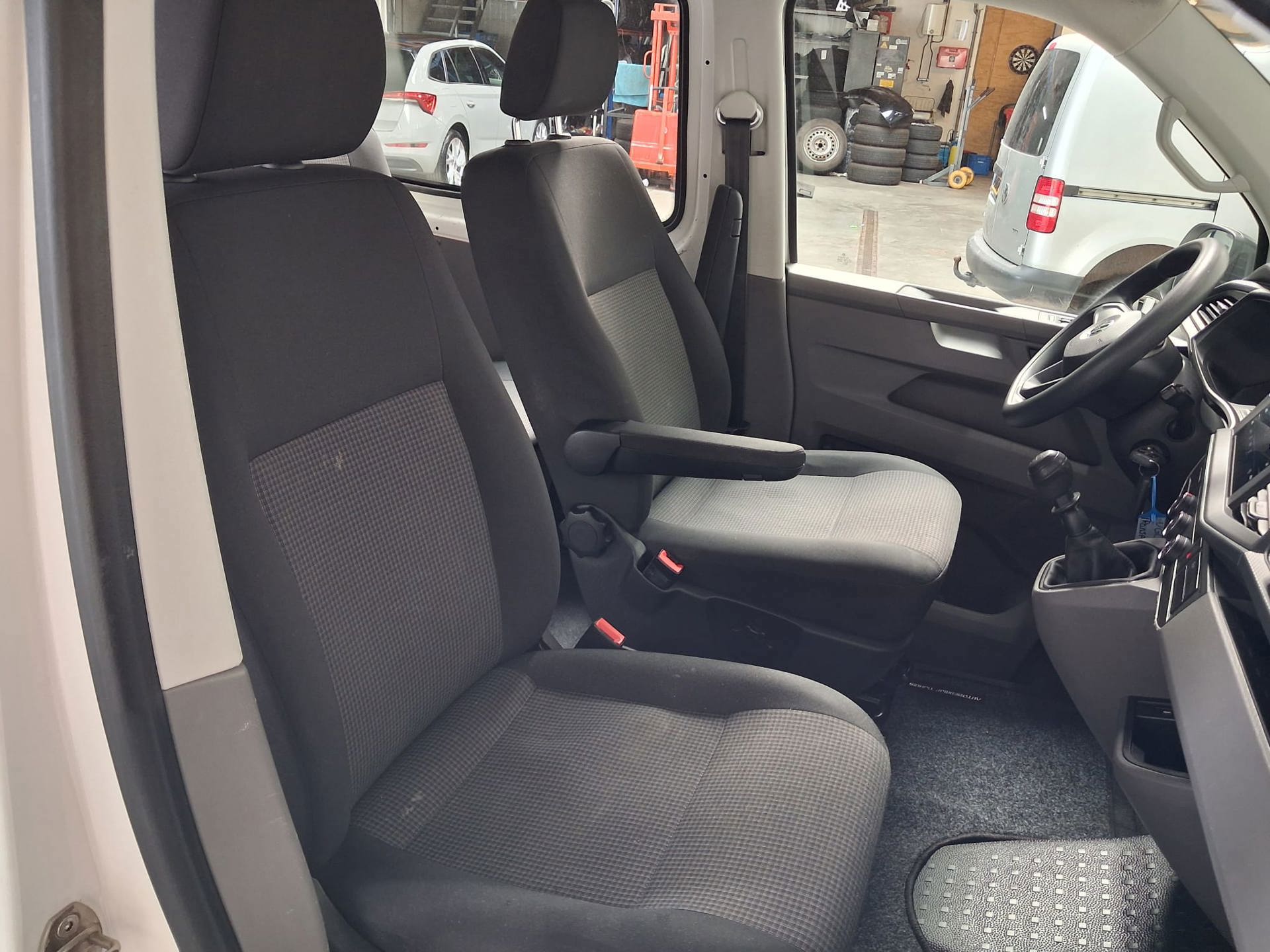 Volkswagen Transporter 2.0 TDI L1H1 26 DC (2020), foto 6