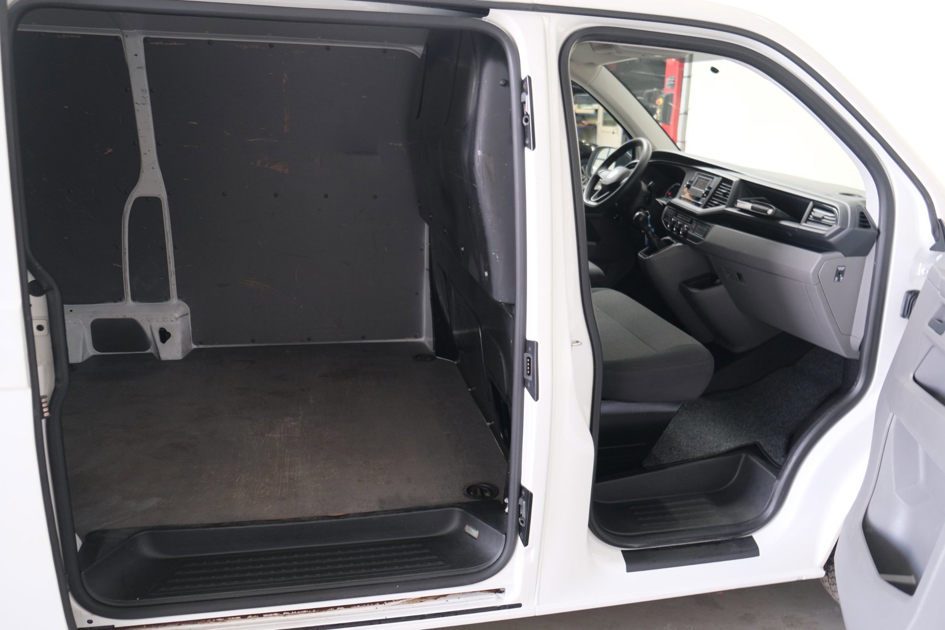 Volkswagen Transporter 2.0 TDI L2H1 30 3p (2021), foto 4