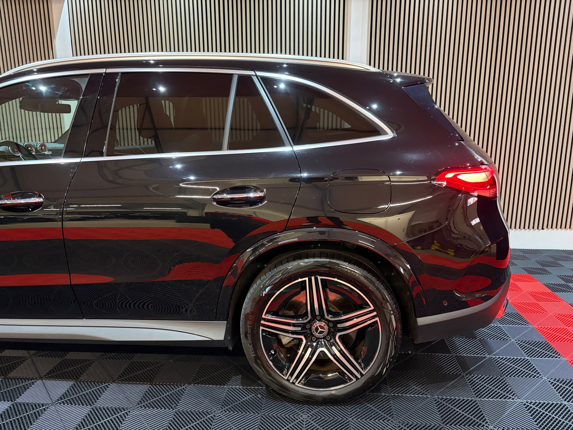 Mercedes-Benz GLC-klasse 300e 4MATIC AMG Line (2023), foto 12