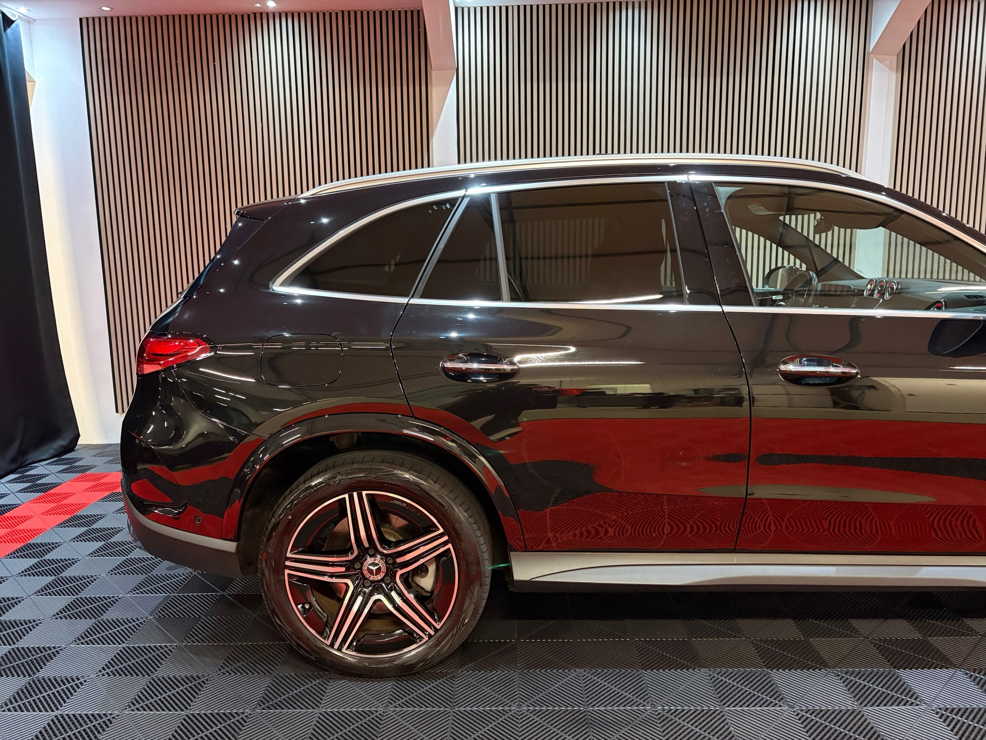 Mercedes-Benz GLC-klasse 300e 4MATIC AMG Line (2023), foto 4