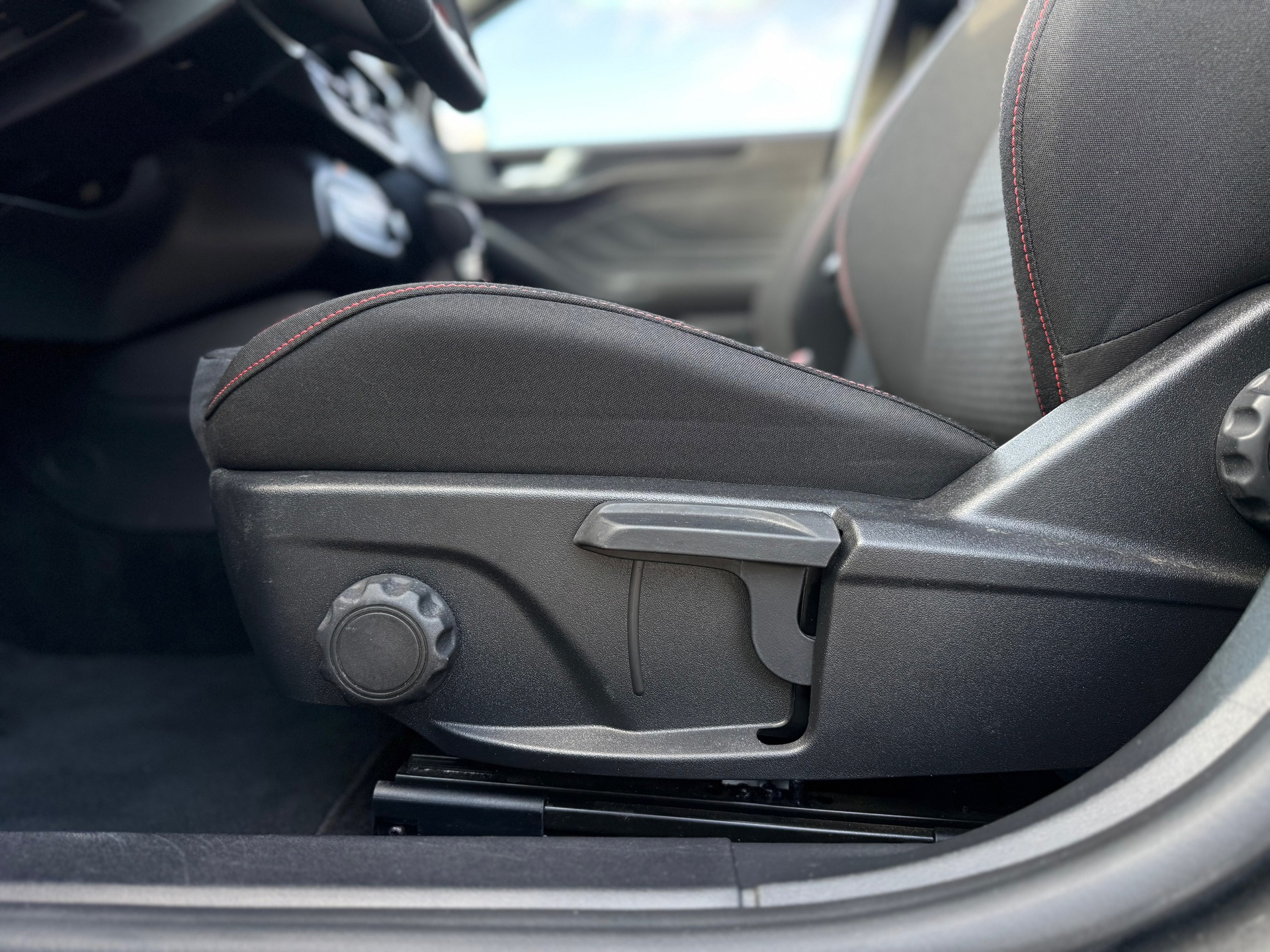 Ford Focus Wagon 1.0 EcoBoost 155 PK Hybrid ST Line (2025), foto 13