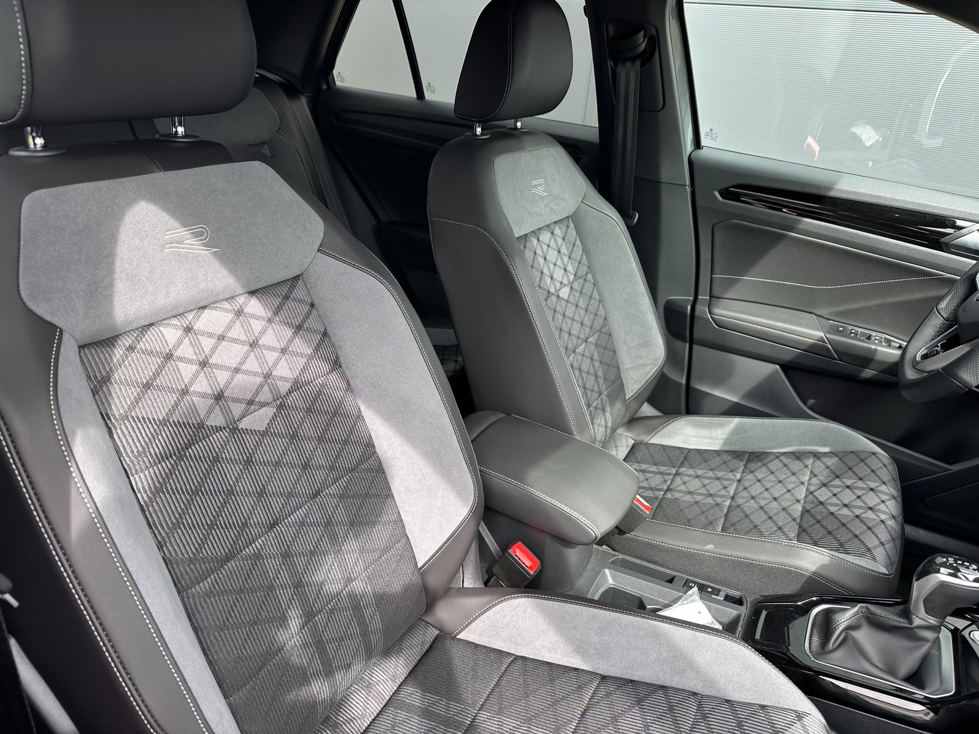 Volkswagen T-Roc 1.5 TSI R-Line Edition IQ. Light (2025), foto 15