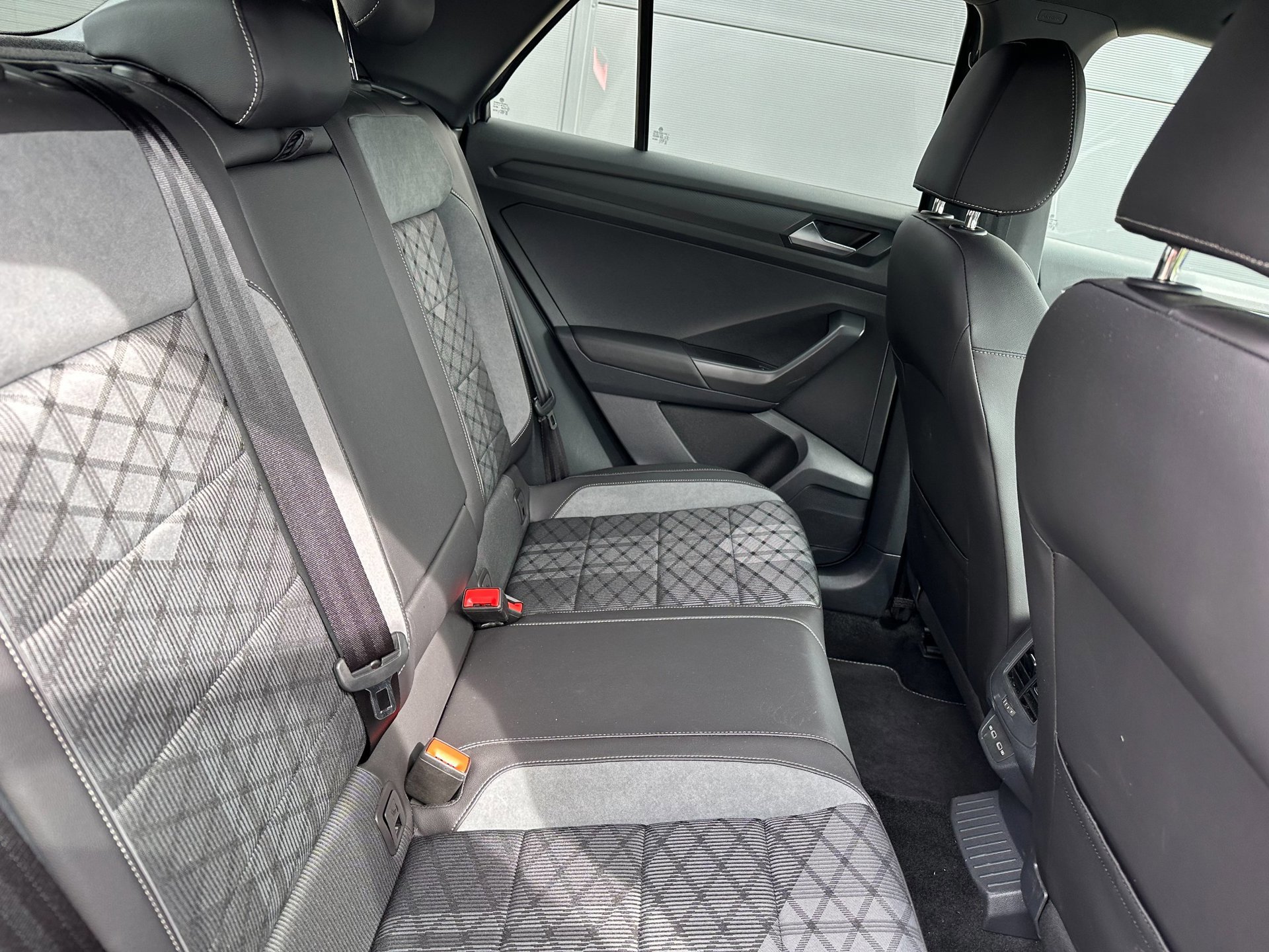 Volkswagen T-Roc 1.5 TSI R-Line Edition IQ. Light (2025), foto 25