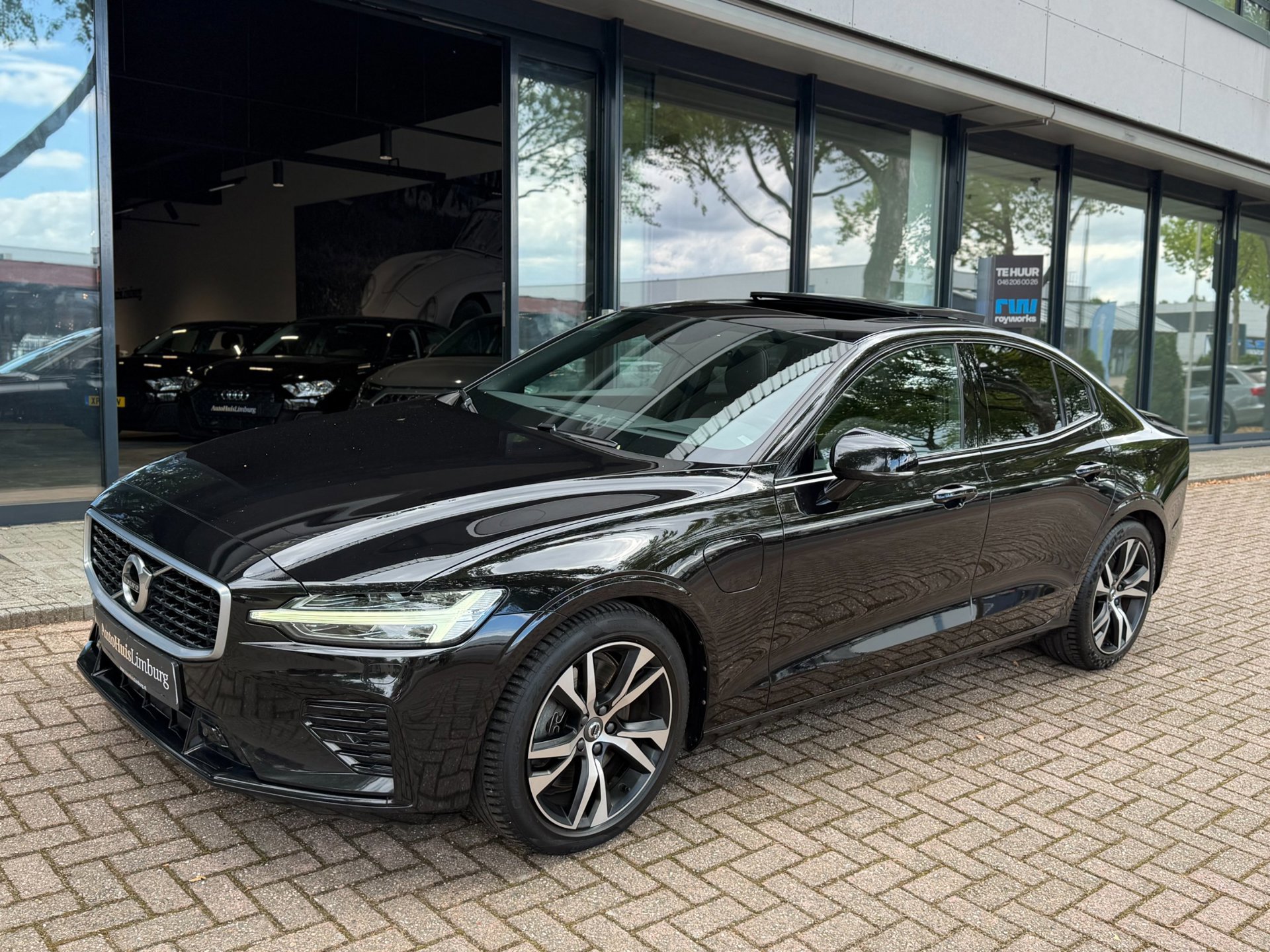 Volvo S60 2.0 T8 AWD Twin Engine R-Design (2020), foto 2