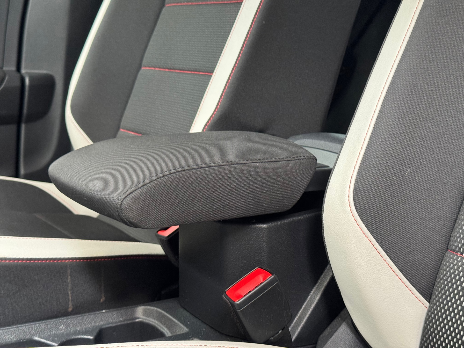 Volkswagen T-Roc 1.5 TSI Sport (2018), foto 30