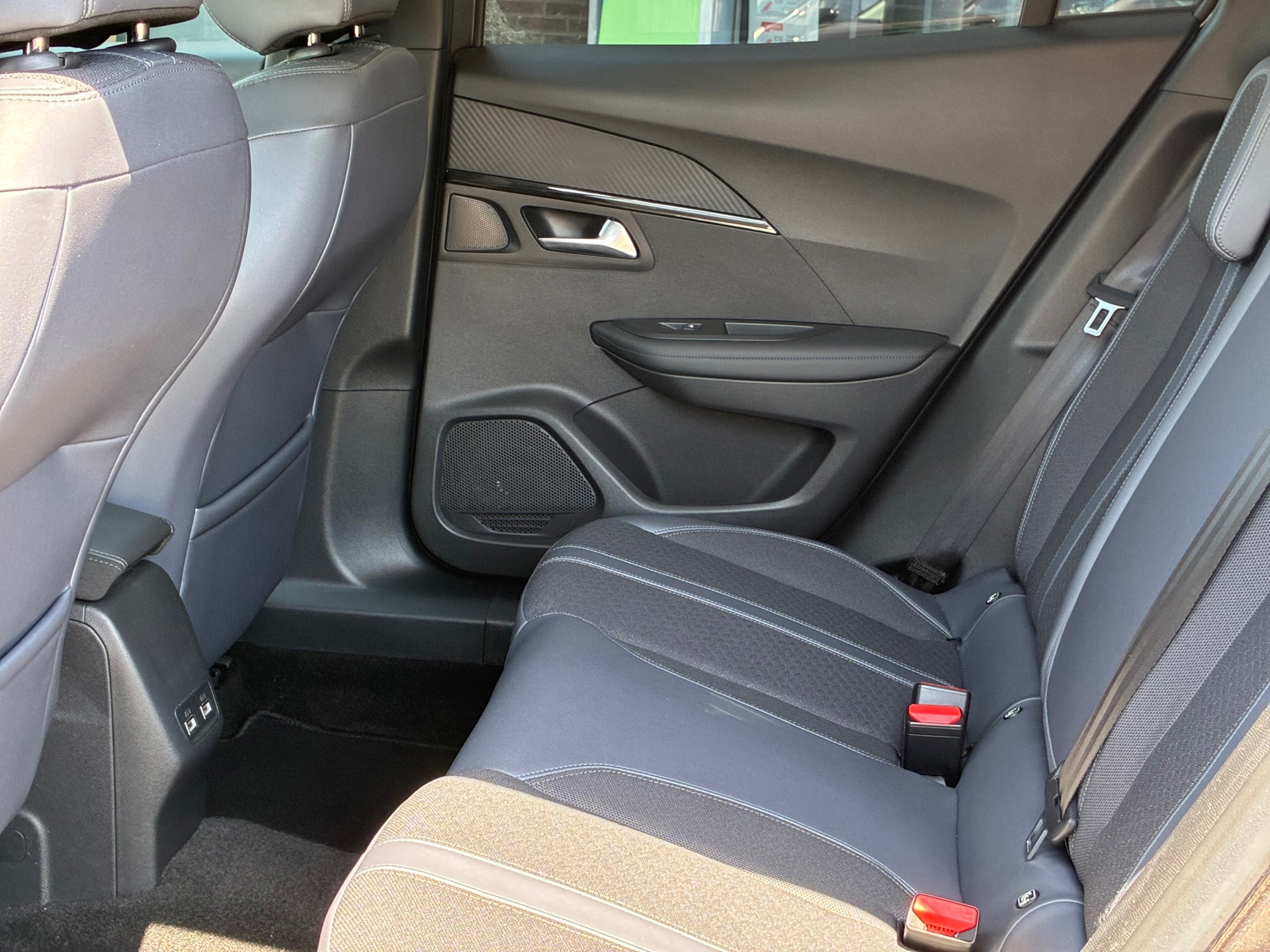 Peugeot 2008 1.2 PureTech Blue Lease Allure (2020), foto 15