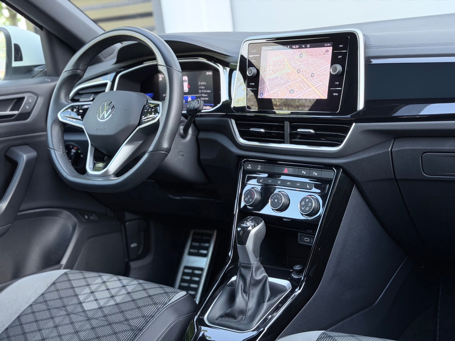 Volkswagen T-ROC 1.5 TSI 3xR-Line (2022), foto 16