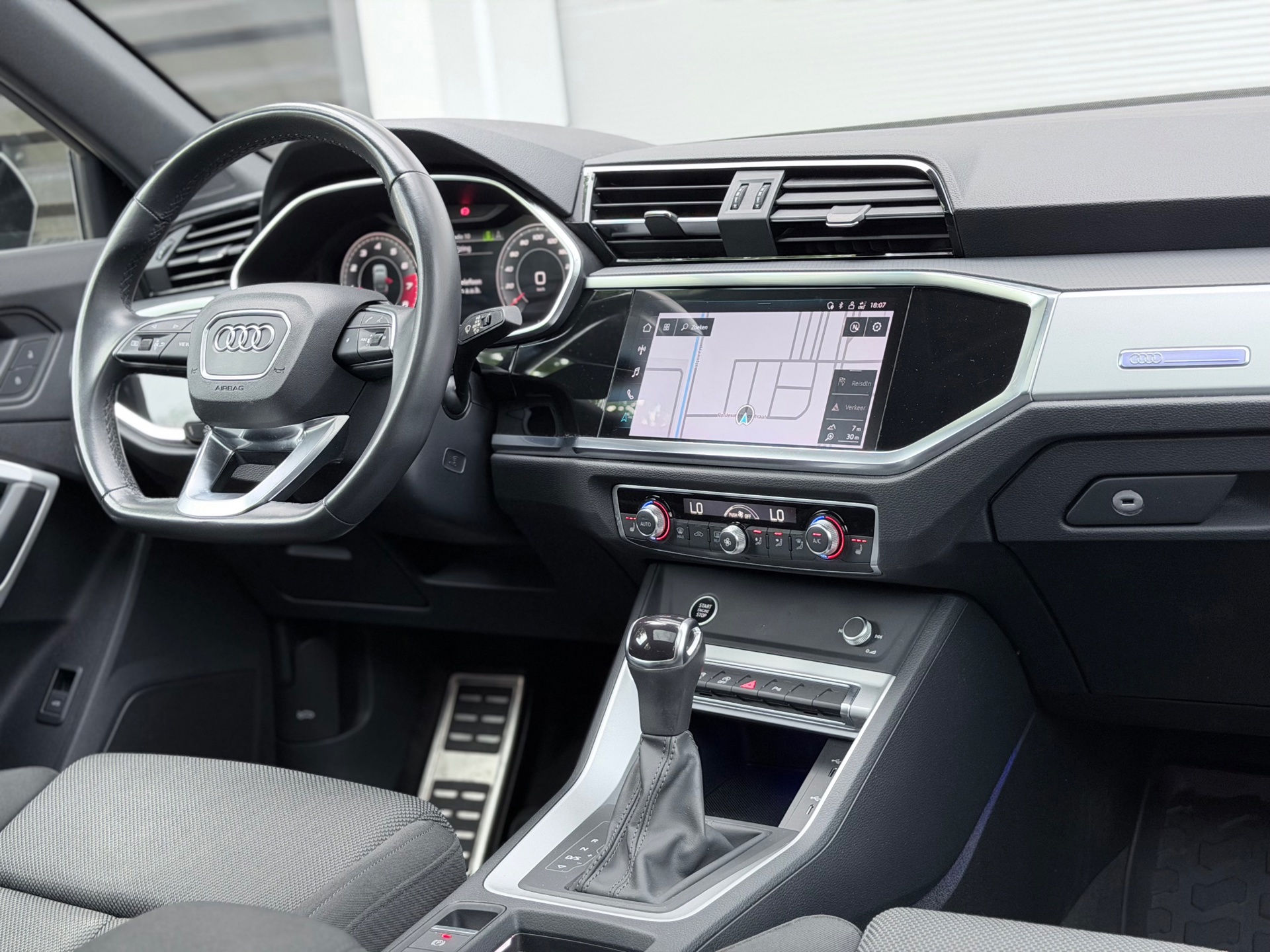 Audi Q3 SPORTBACK 35 TFSI S-Line (2021), foto 18