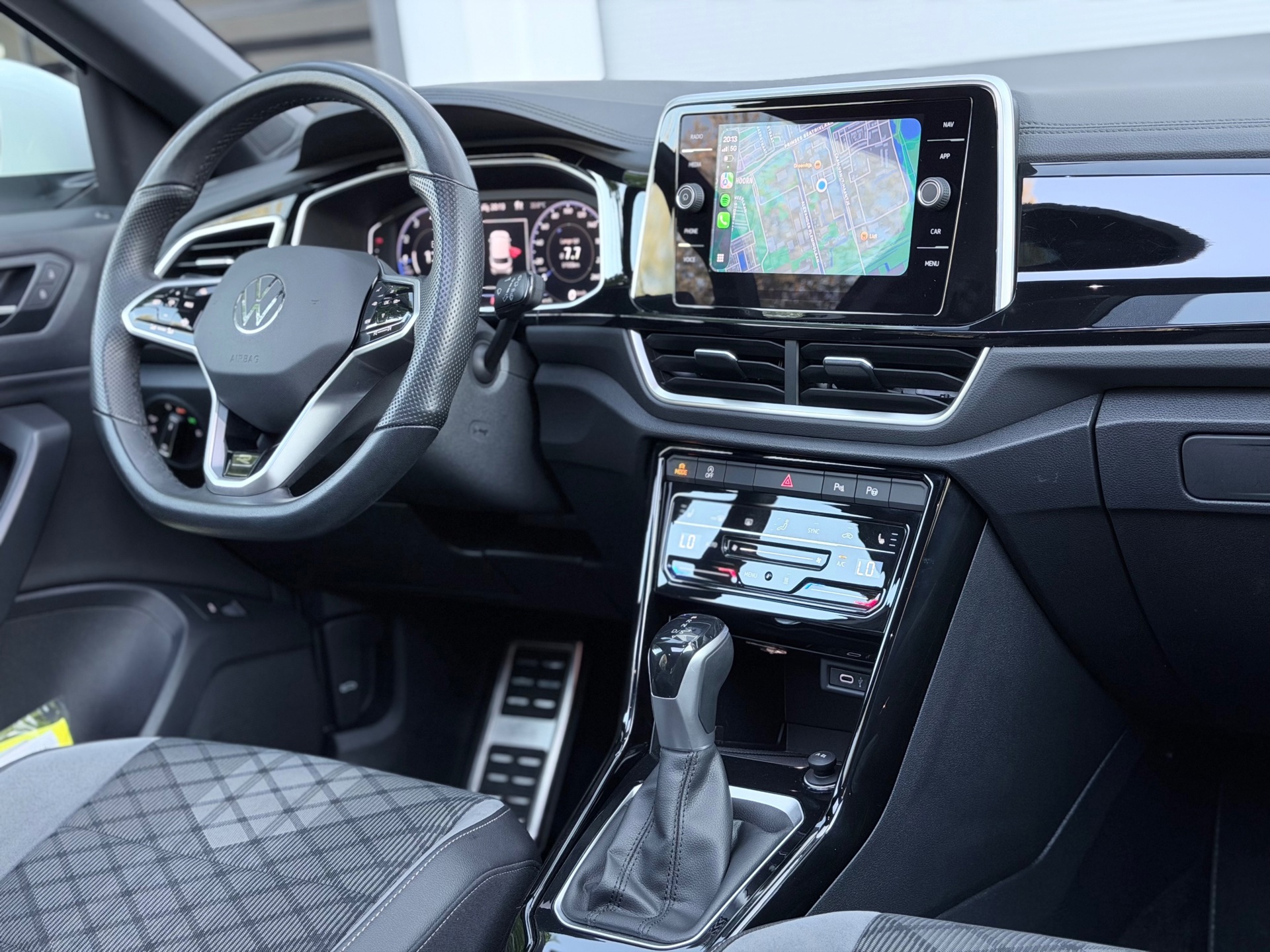 Volkswagen T-ROC 1.5 TSI 3x R-Line (2022), foto 17