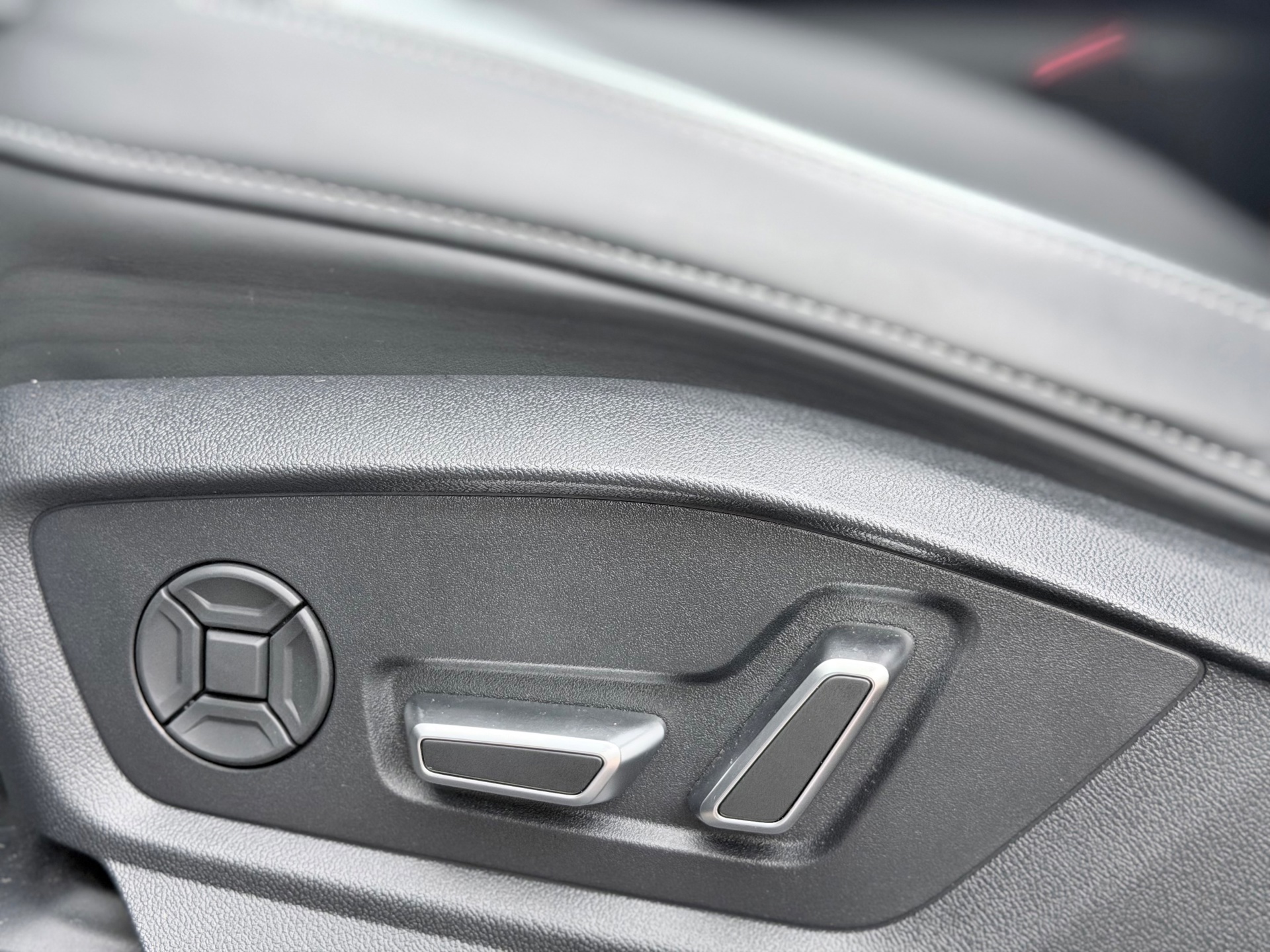 Audi Q8 60 TFSI e quattro Pro Line S Competition (2026), foto 16