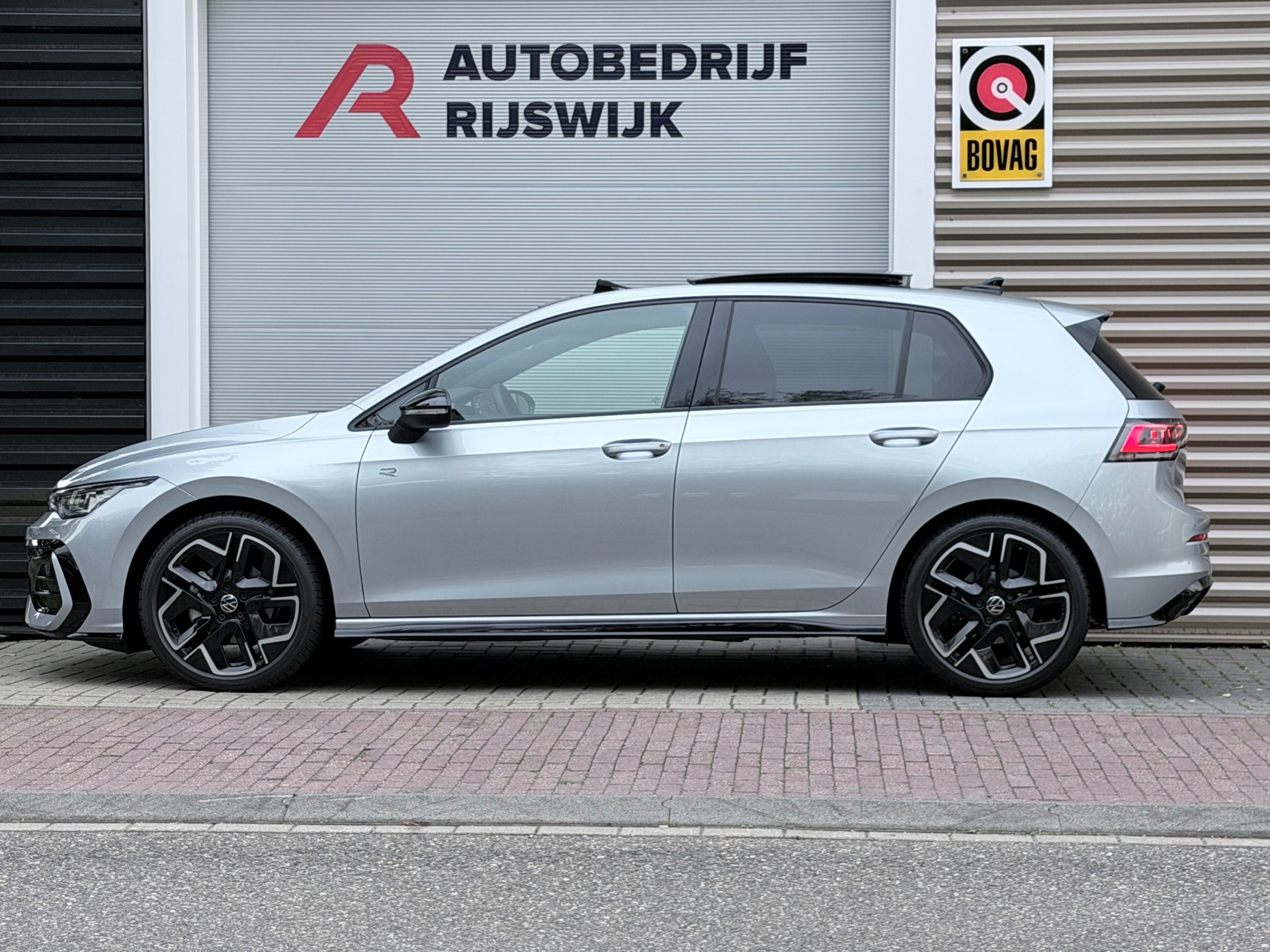 Volkswagen GOLF 1.5 eTSI R-Line (2024), foto 2