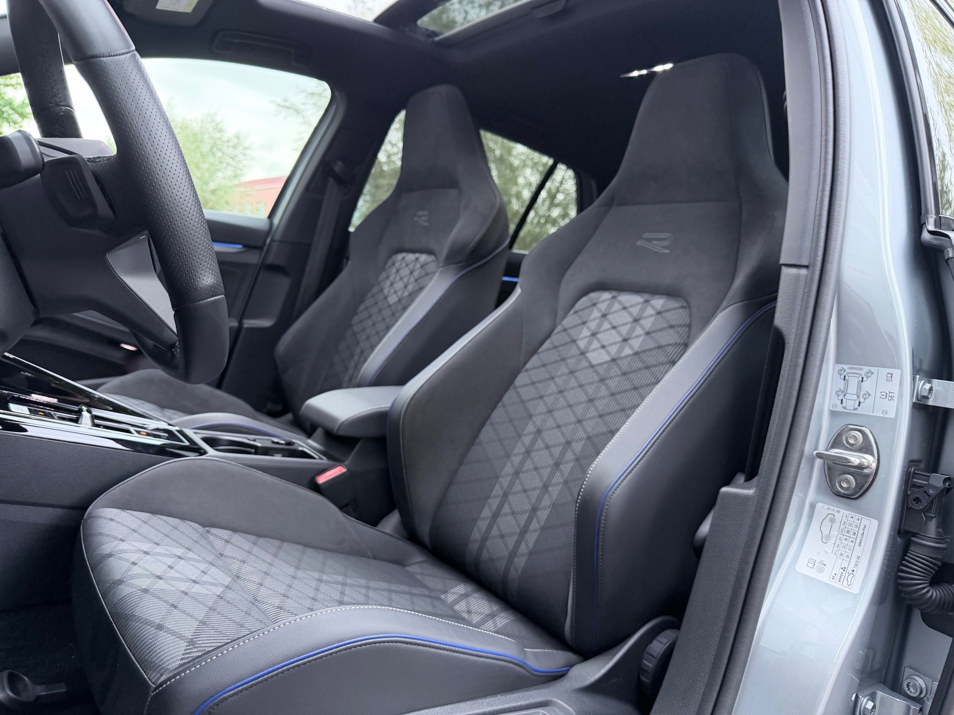Volkswagen GOLF 1.5 eTSI R-Line (2024), foto 11