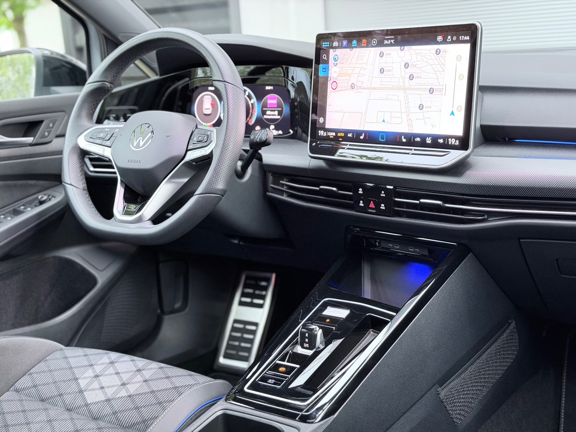Volkswagen GOLF 1.5 eTSI R-Line (2024), foto 16